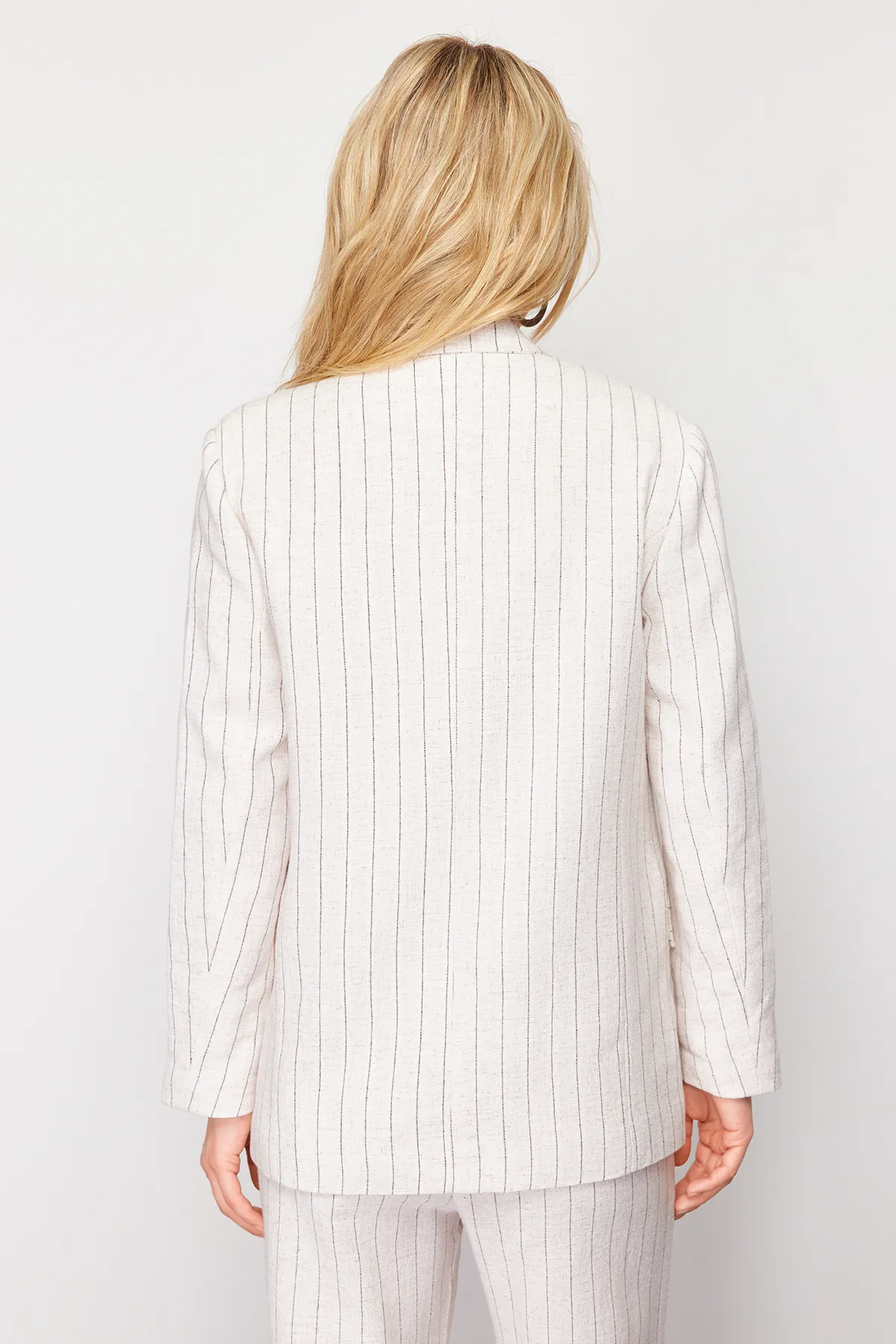 Trendyol Collection  Beige gestreifte zweireihige Blazerjacke aus gewebtem Baumwollleinen mit Verschluss TWOSS24BC00016