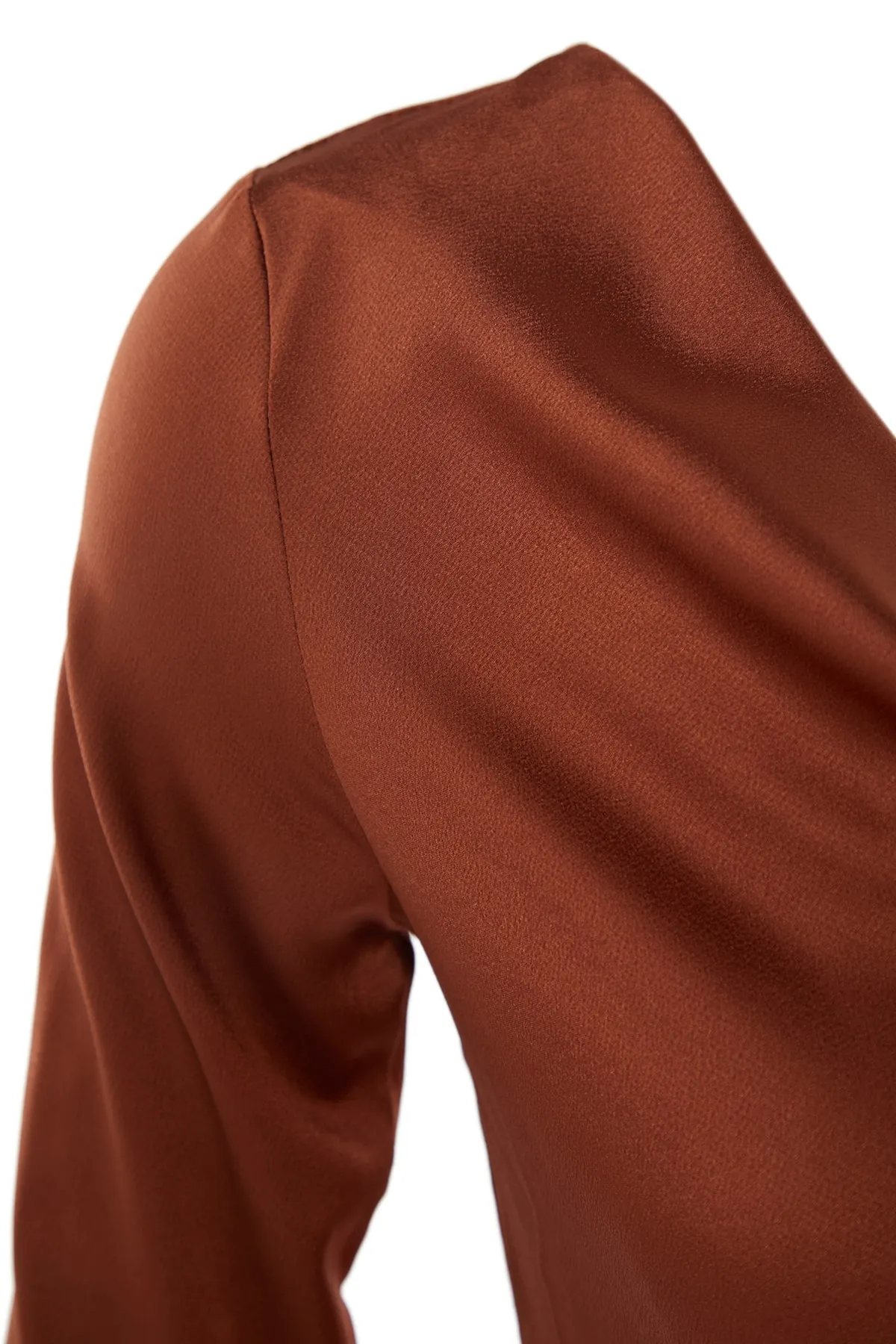 Trendyol Collection  Elegantes Abendkleid mit zimtfarbenem Satin-Schulterdetail TPRAW23EL00263