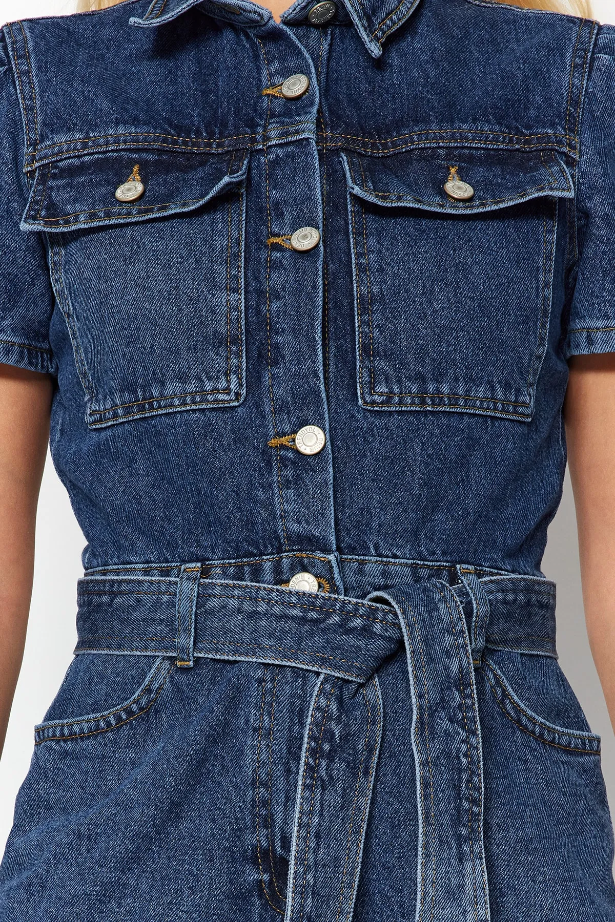 Trendyol Collection  Blauer Jeans-Jumpsuit mit Gürtel TWOSS20TU0156