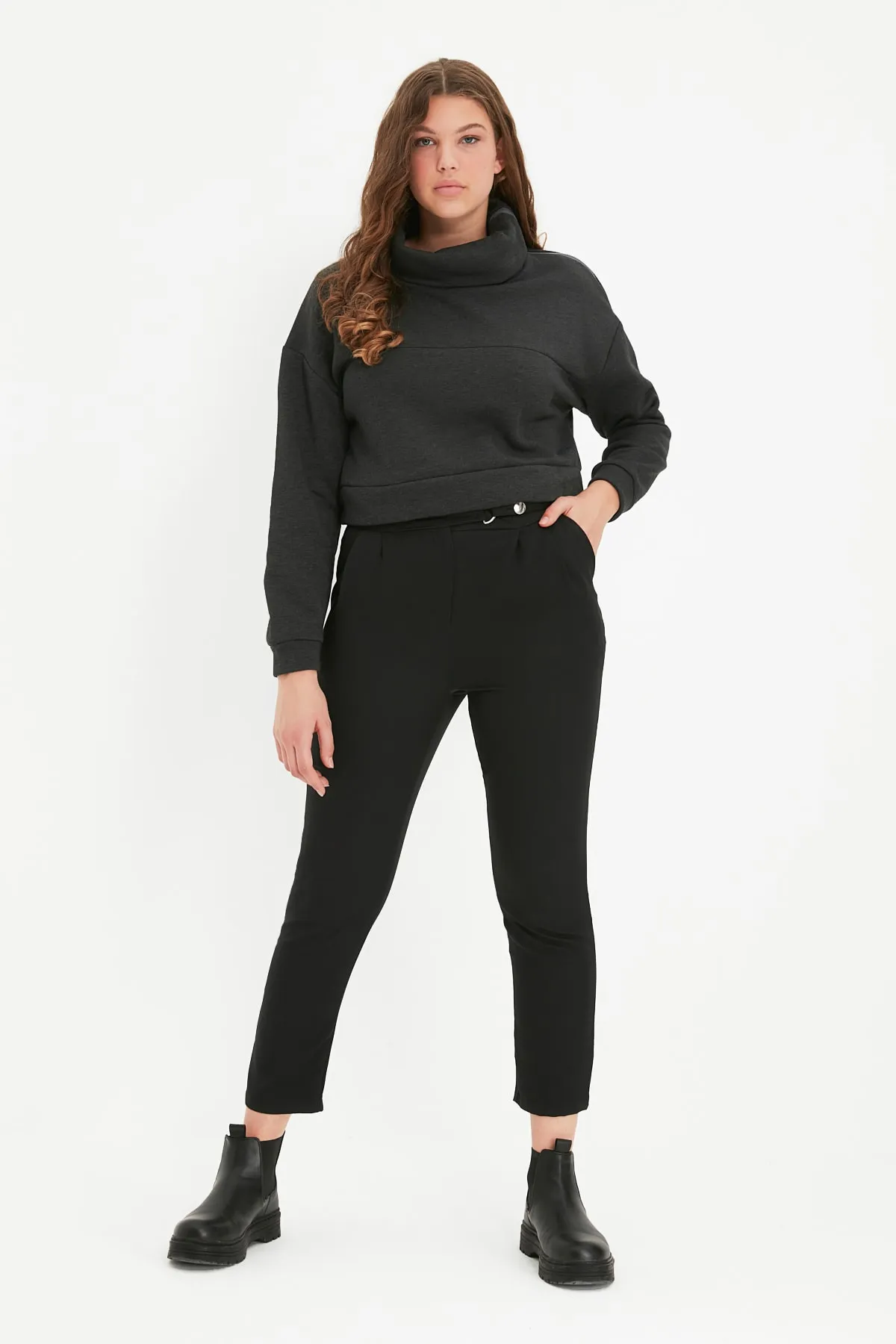 Trendyol Collection  Gewebte, plissierte Hose mit schwarzem Gürtel und Zigarette, schmales Bein, TWOSS20PL0131