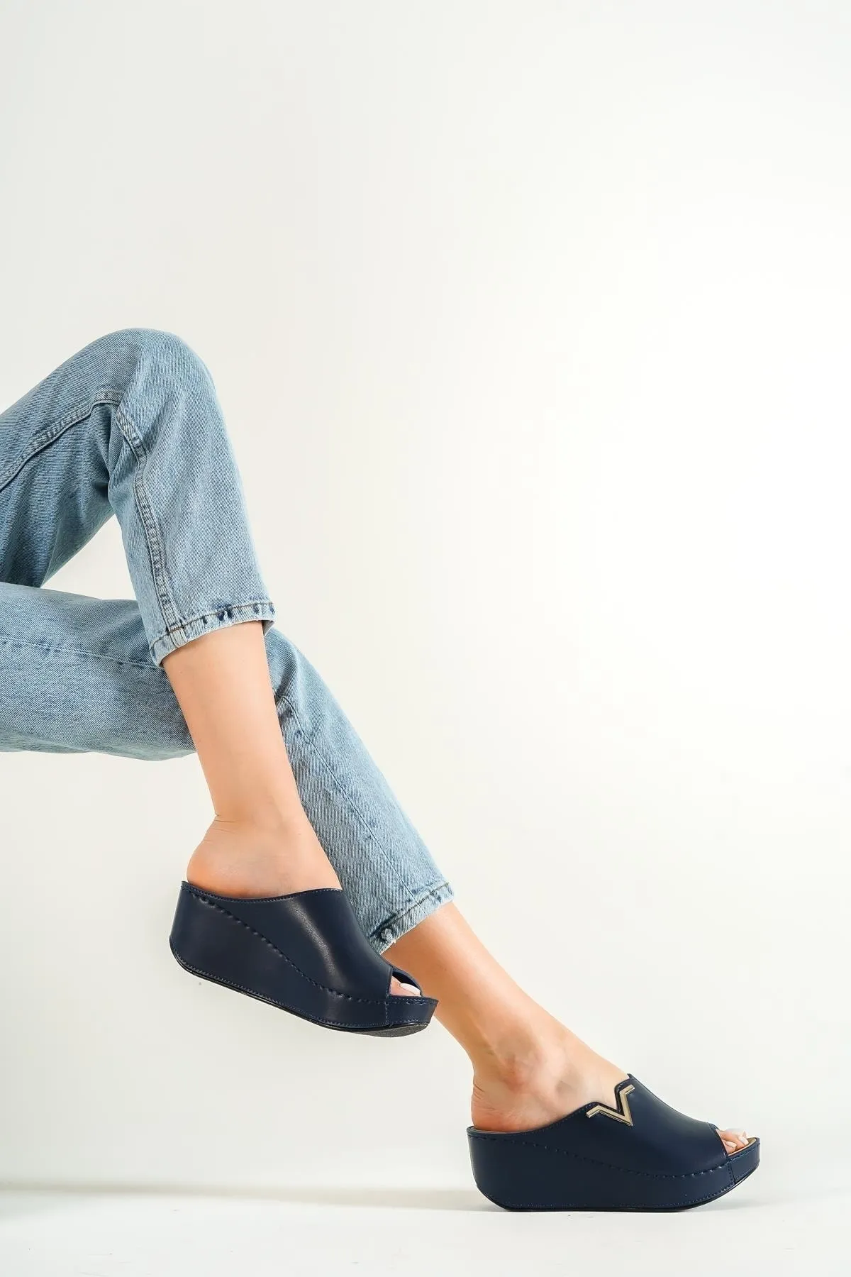 Capone Outfitters  Anatomisch weiche, bequeme Mutterhausschuhe mit Keilabsatz