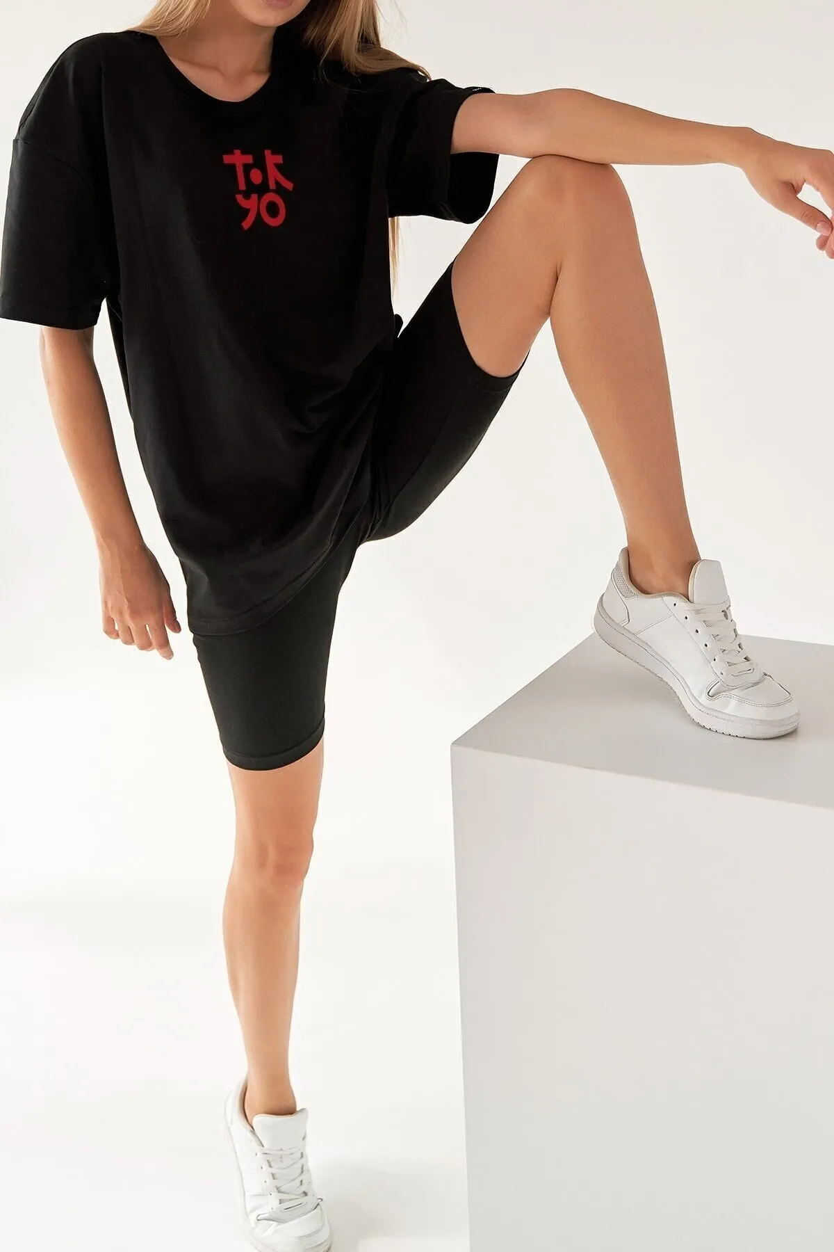 MOONBULL  Übergroßes schwarzes T-Shirt „Tokyo“ mit Aufdruck „Tokyotshirt“.