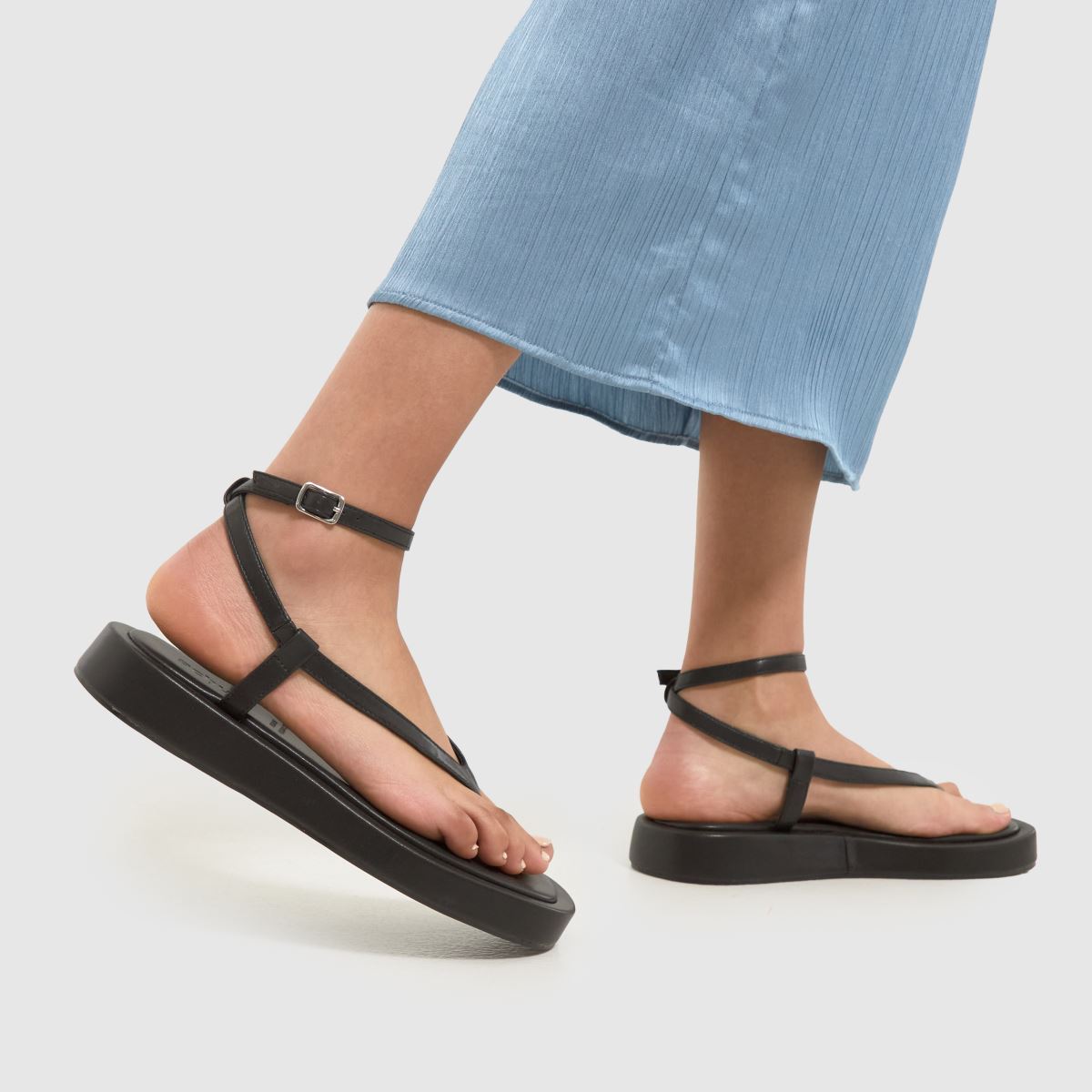 Torin – Svarta sandaler med tårem och ankelrem