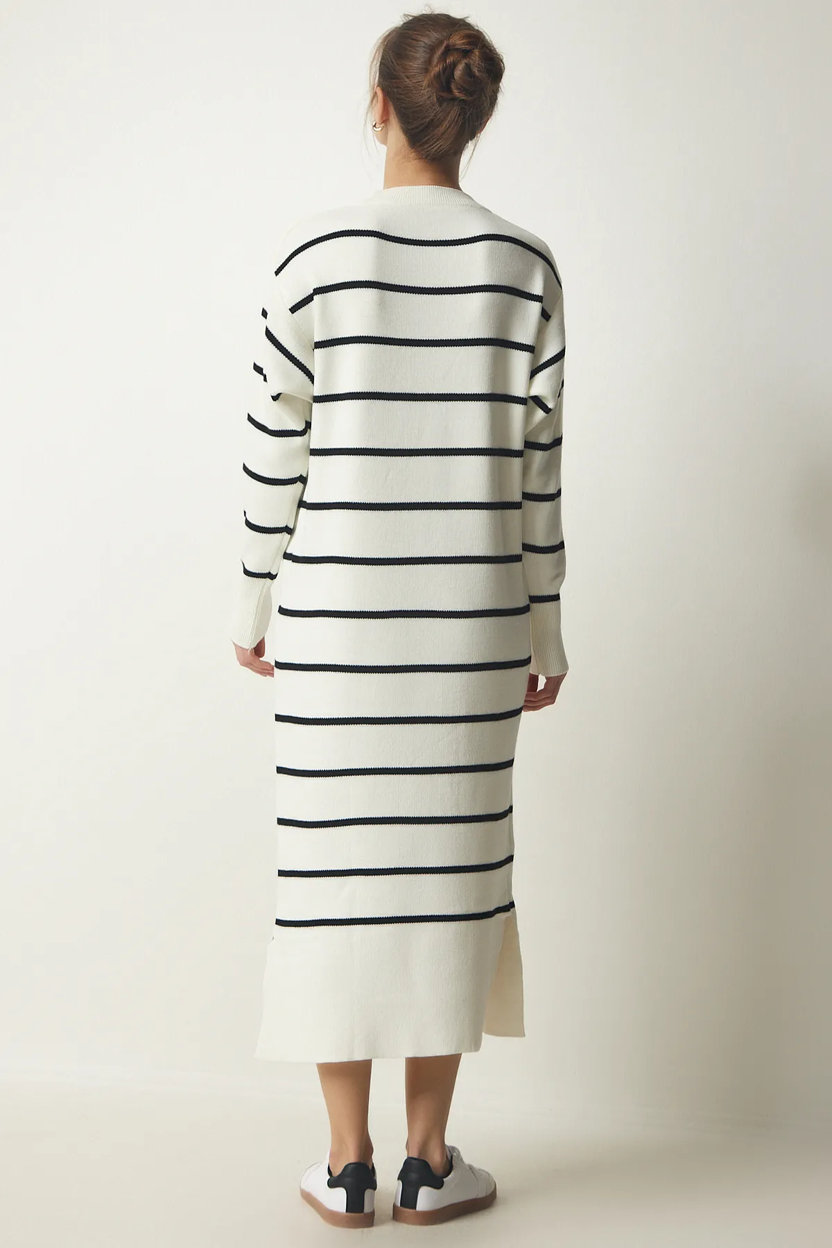 Happiness İstanbul  Ecru gestreiftes Saran-Strickkleid für Damen MU00011