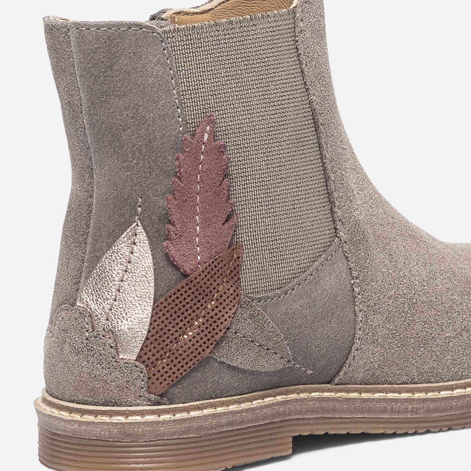 Chelsea boots taupe irisé en cuir velours avec plumes