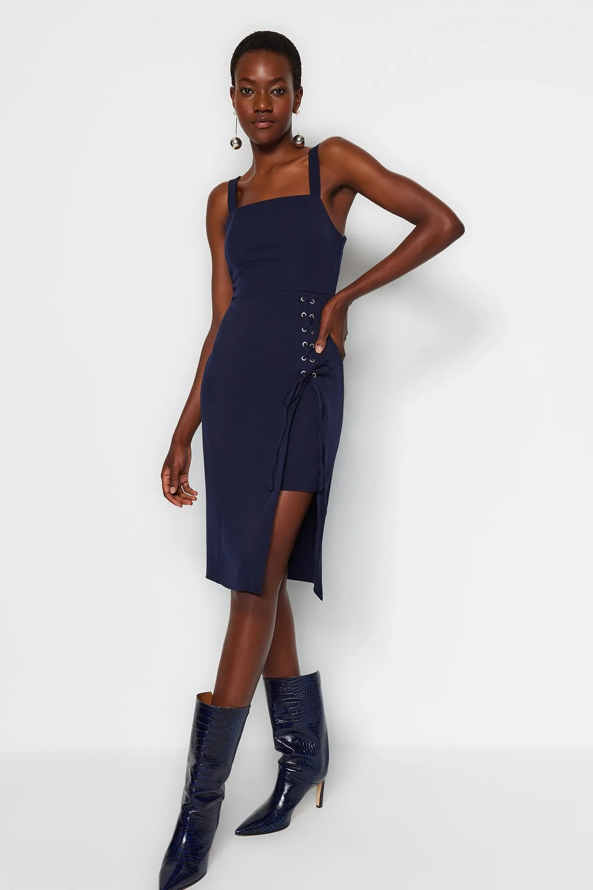 Trendyol Collection  Marineblaues, figurbetontes Midi-Webkleid mit Ösen, detailliertem Schlitz und quadratischem Kragen TWOSS19EL0079