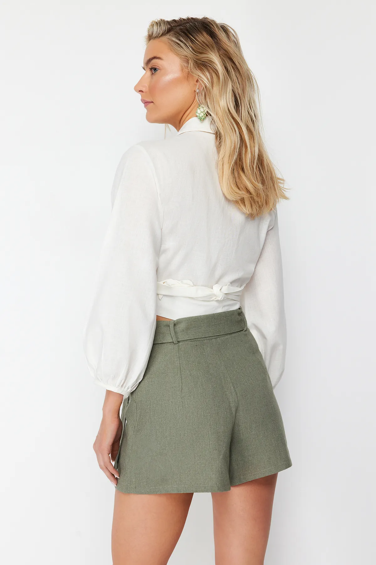 Trendyol Collection  Khakifarbener Mini-Shortsrock aus gewebtem Leinengemisch mit Gürtel TBESS21ET0124