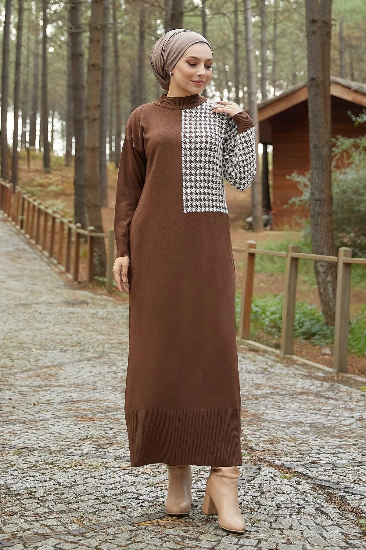 InStyle  Amelya Strickkleid mit Hahnentrittmuster und Ärmeln – Bitterbraun