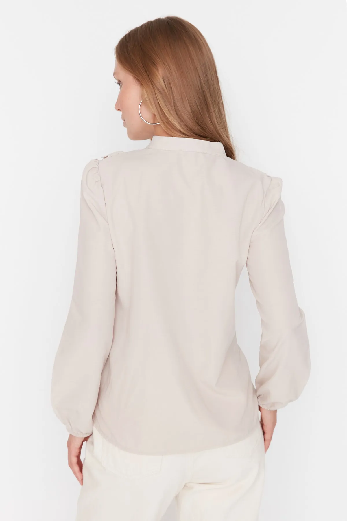 Trendyol Collection  Beiges Hemd aus gewebter Baumwolle mit Spitze TWOSS20GO0044