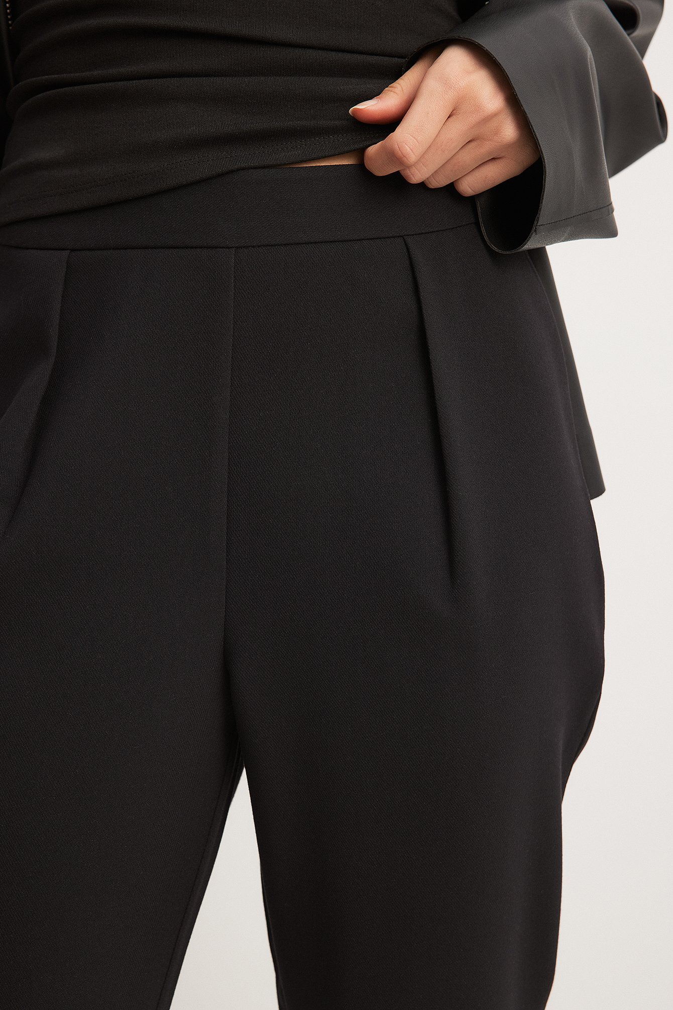 Schmal zulaufende Hose mit hoher Taille