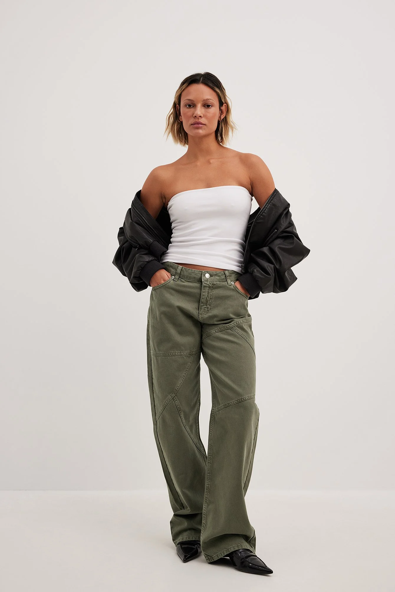 Weite Jeans mit mittlerer Taille und Nahtdetails