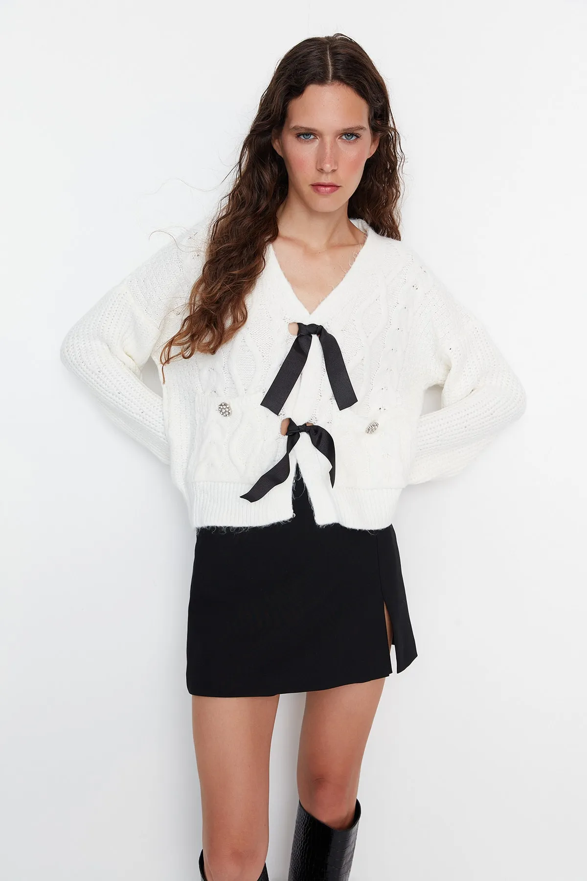 Trendyol Collection  Ecrufarbener Strickpullover mit Bindedetail