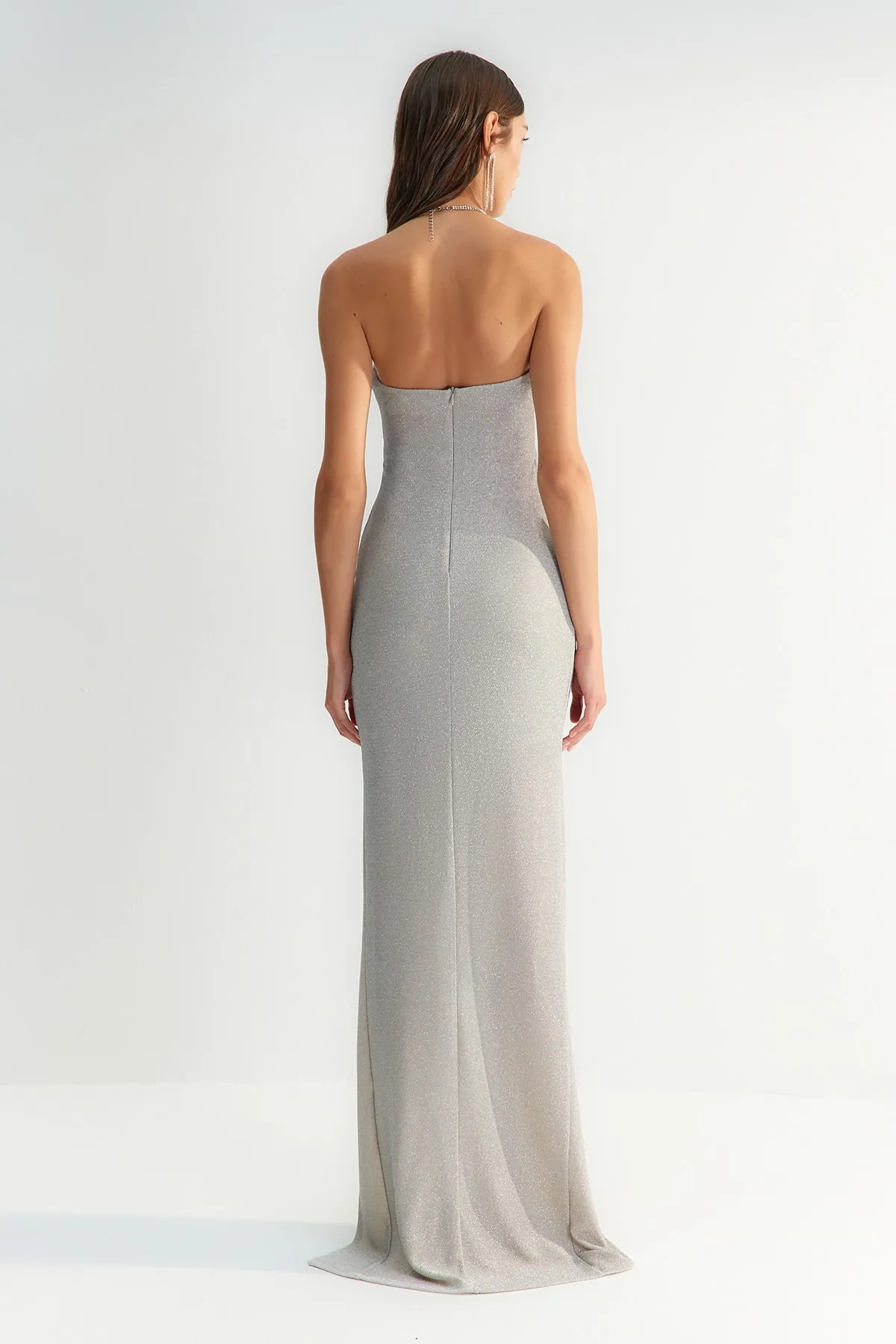 Trendyol Collection  X Zeynep Tosun Graues, figurbetontes Abend- und Abschlusskleid mit gefütterter Kette TCLSS23AE00000