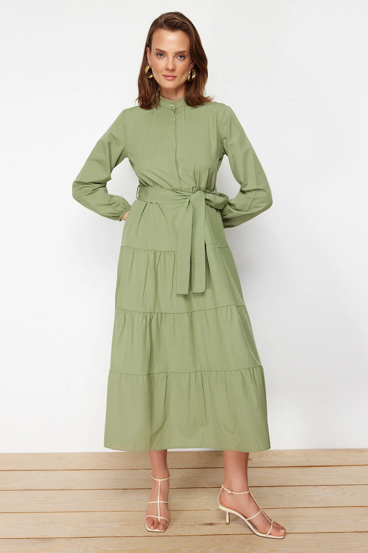 Trendyol Modest  Hellkhakifarbenes, gewebtes Kleid mit Häuptlingskragen und Knopfdetail und Gürtel TCTSS21EL3343