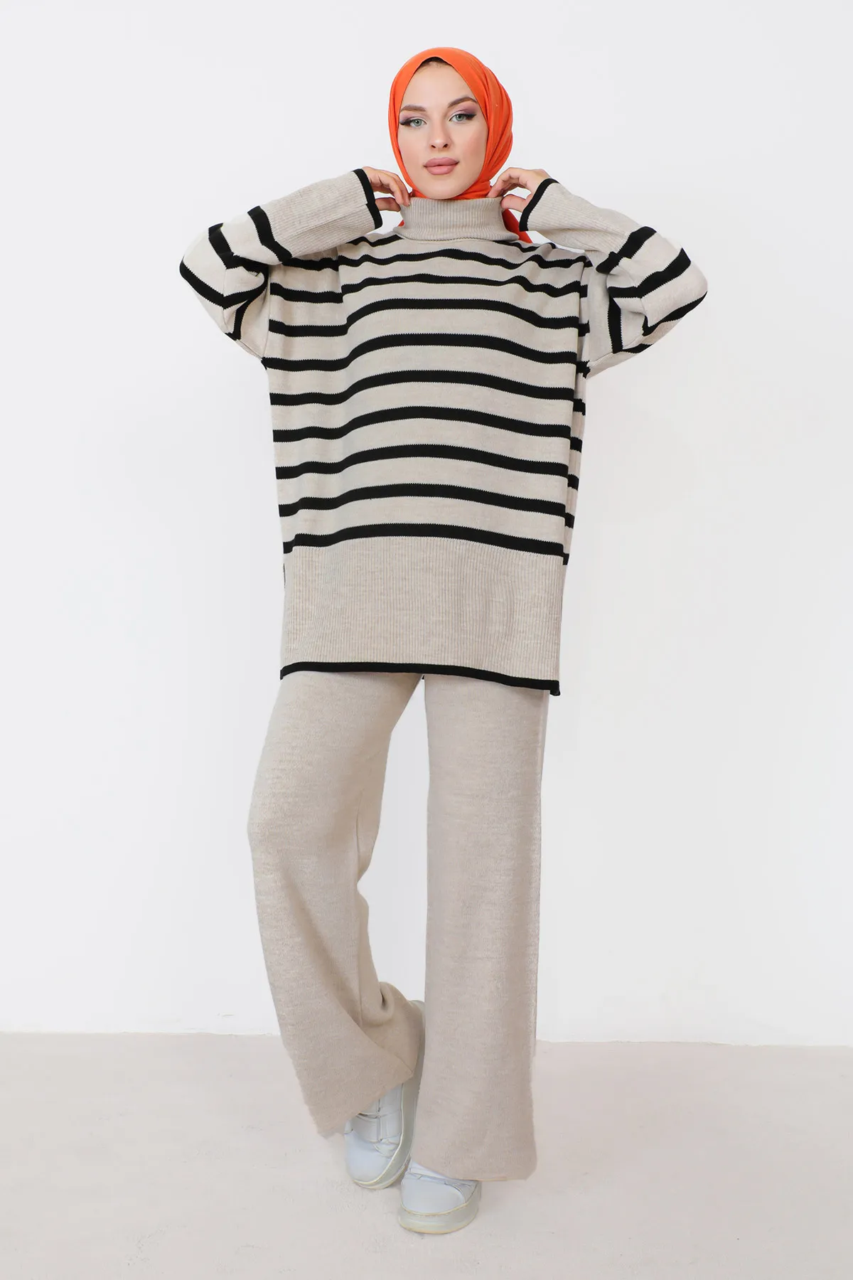 Tesettür Dünyası  Gestreifter Strickanzug mit Rollkragen TSD230906 Beige
