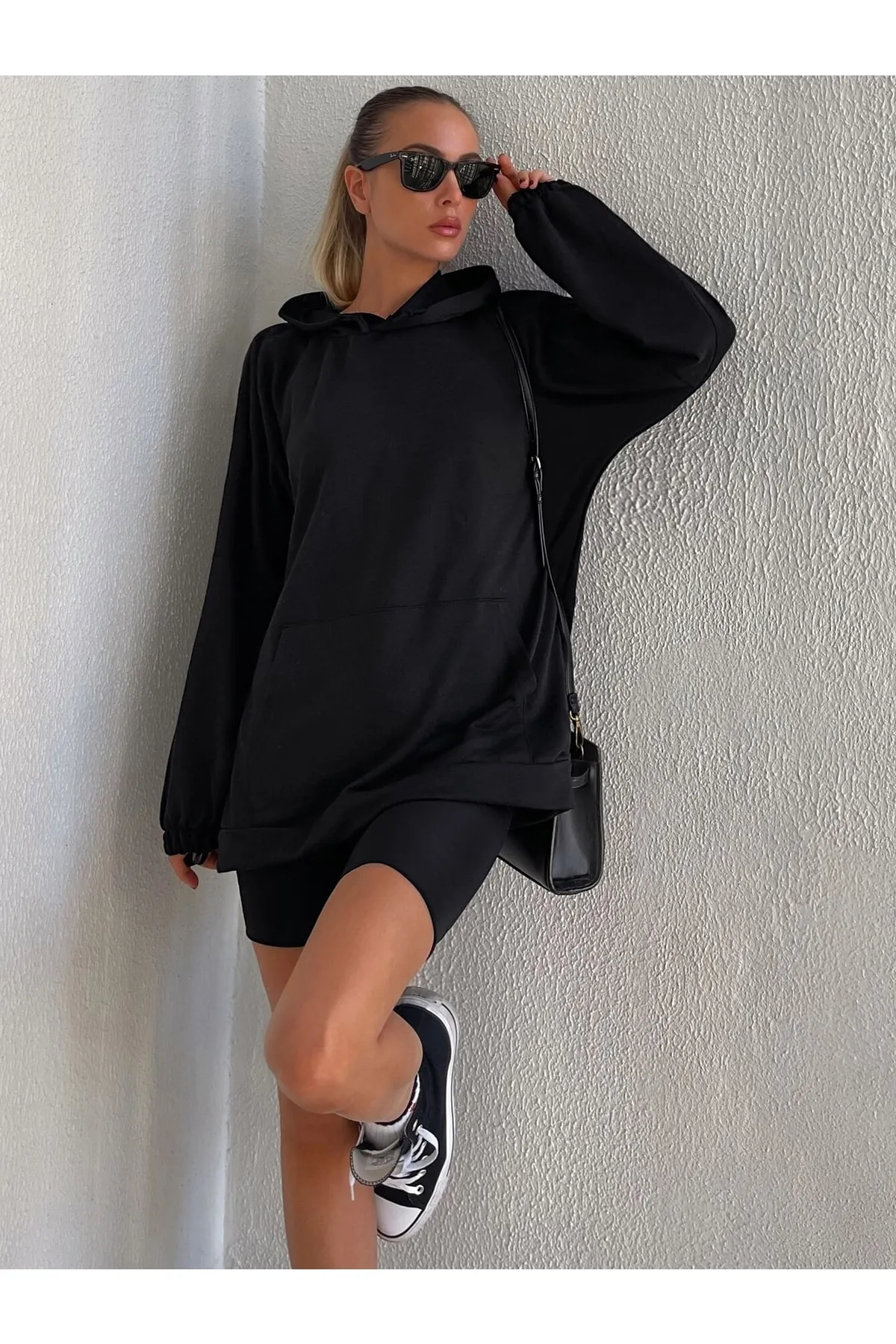 armonika  Schwarzes Damen-Sweatshirt mit Kapuze und Taschenarm-21K024027