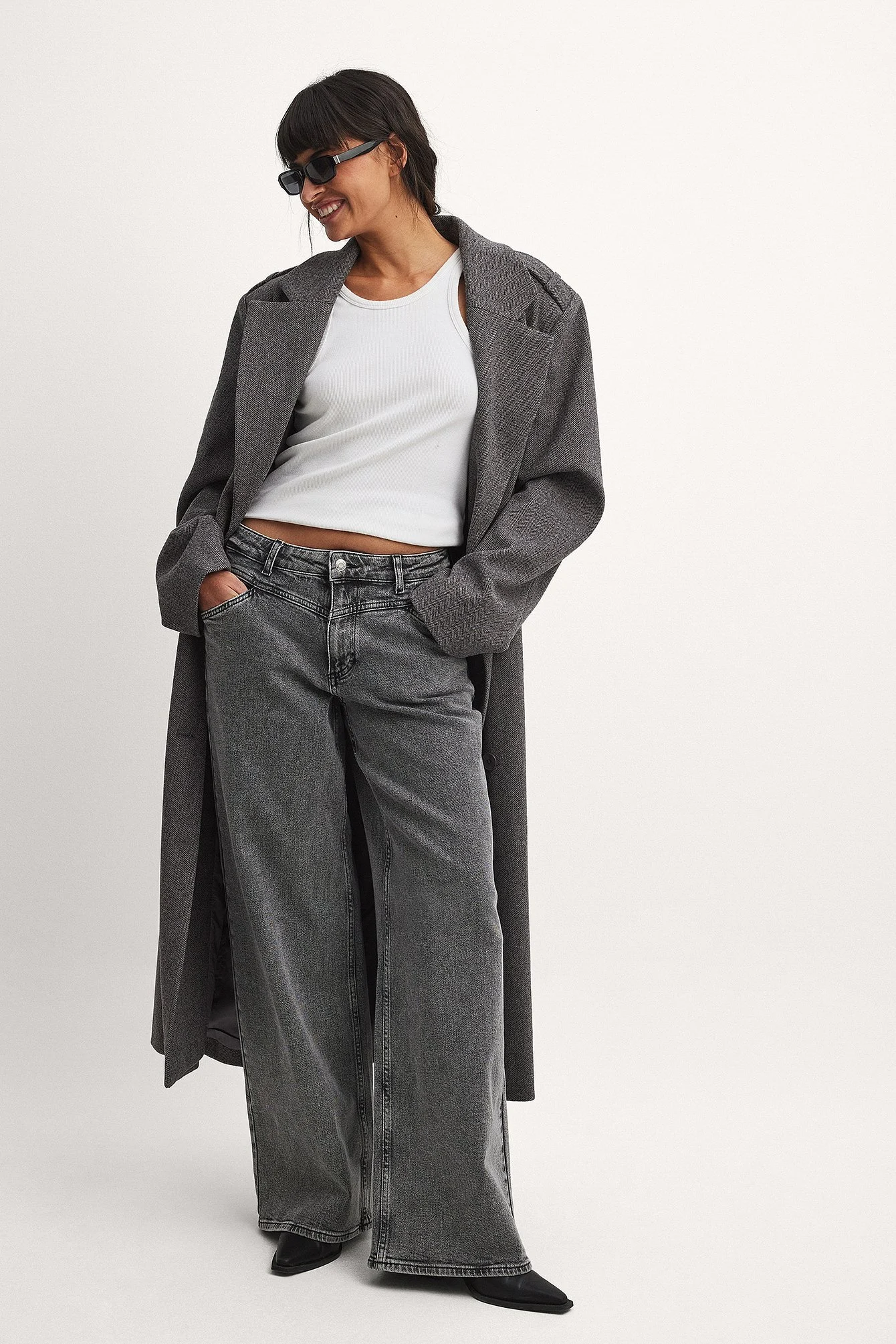 Weite Jeans mit niedriger Taille und Nahtdetails