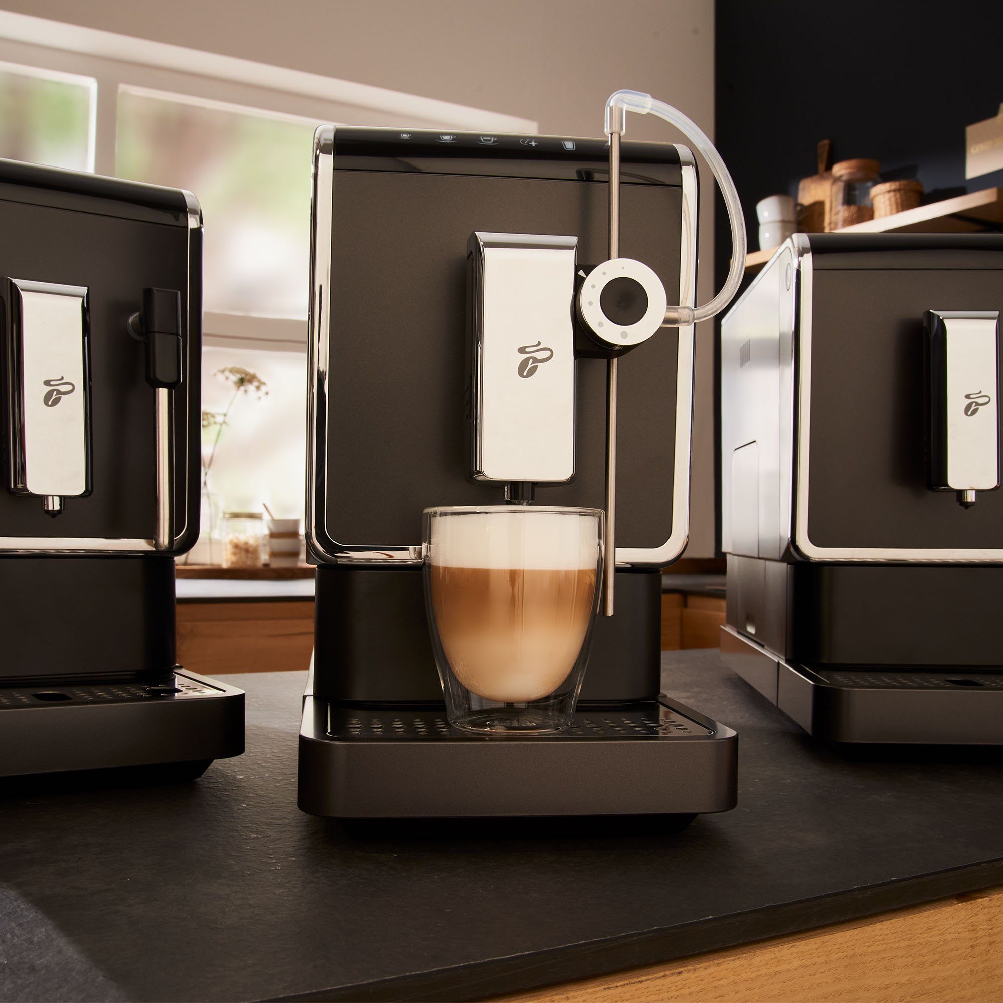 Tchibo Kaffeevollautomat Esperto PRO mit One Touch Funktion für Caffè Crema, Espresso und Milch, One Touch Milk System