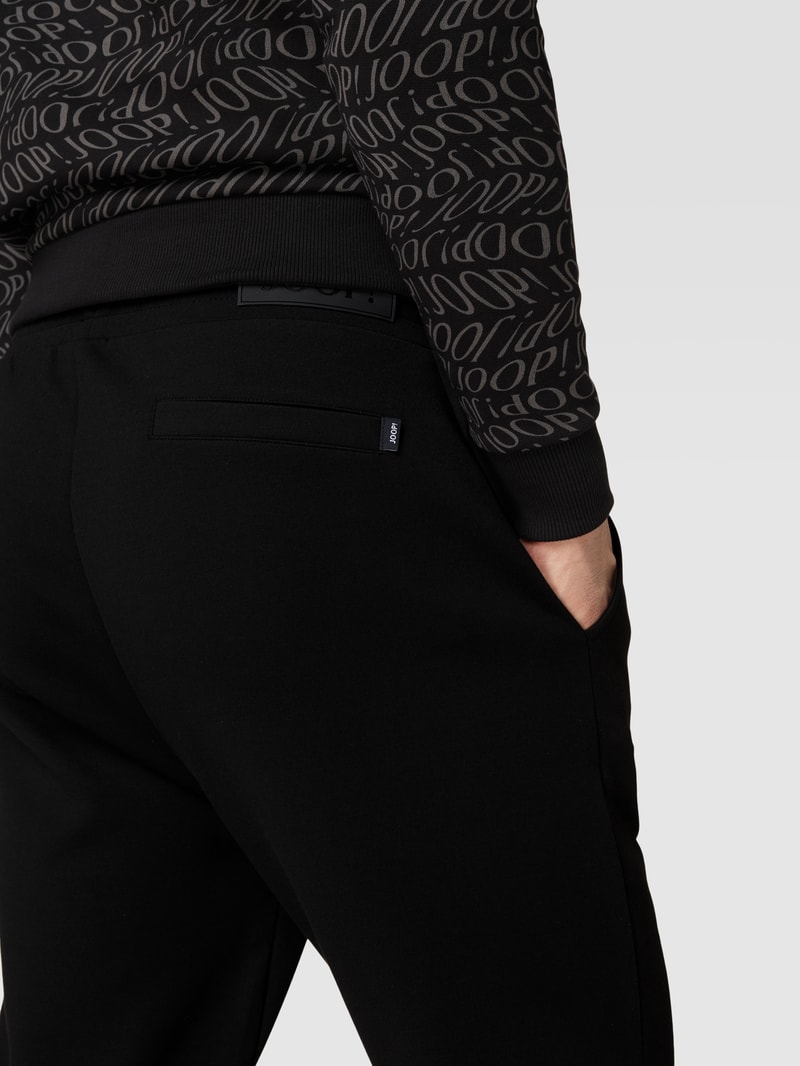 Sweatpants mit Label-Detail in schwarz