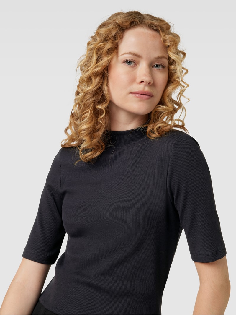T-Shirt in Feinripp-Optik in schwarz