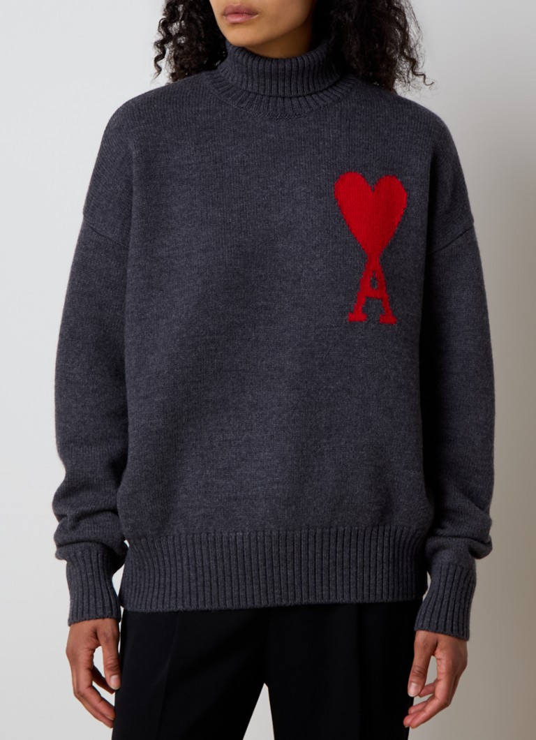 Pulover cu guler înalt AMI Paris din lână virgină tricotată fin, cu logo țesut.