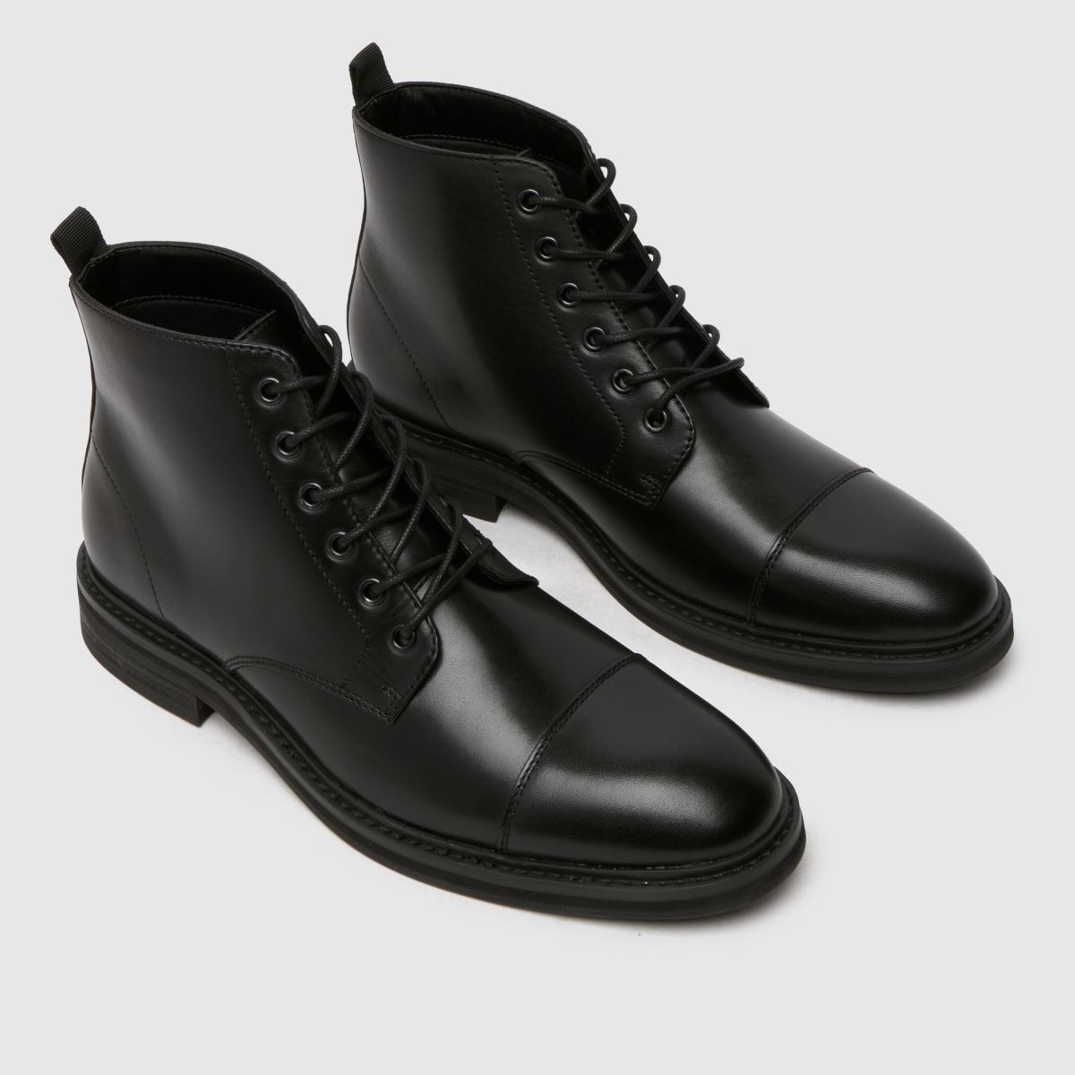 črni škornji z vezalkami Schuh Darwin