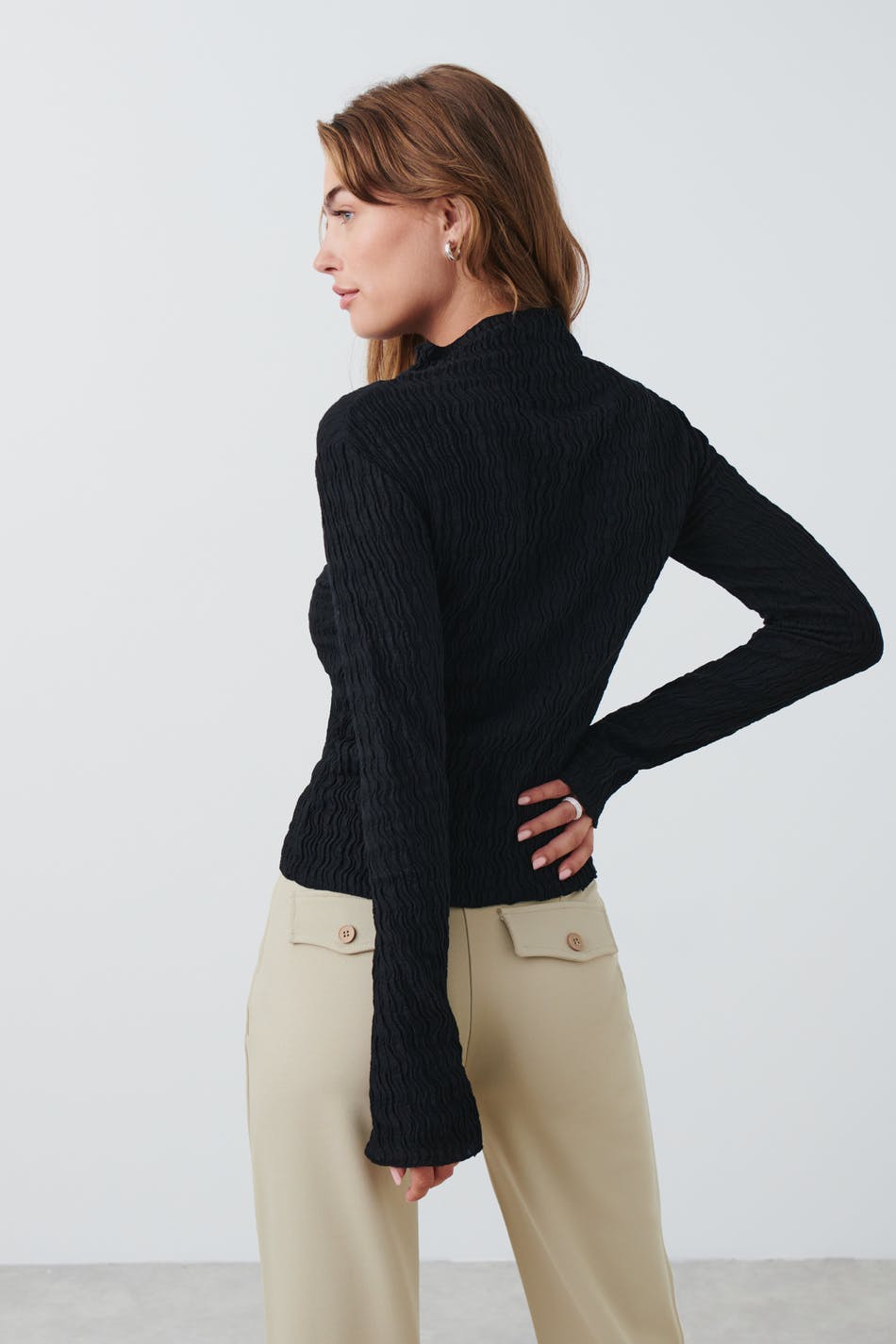 Structure funnel neck top