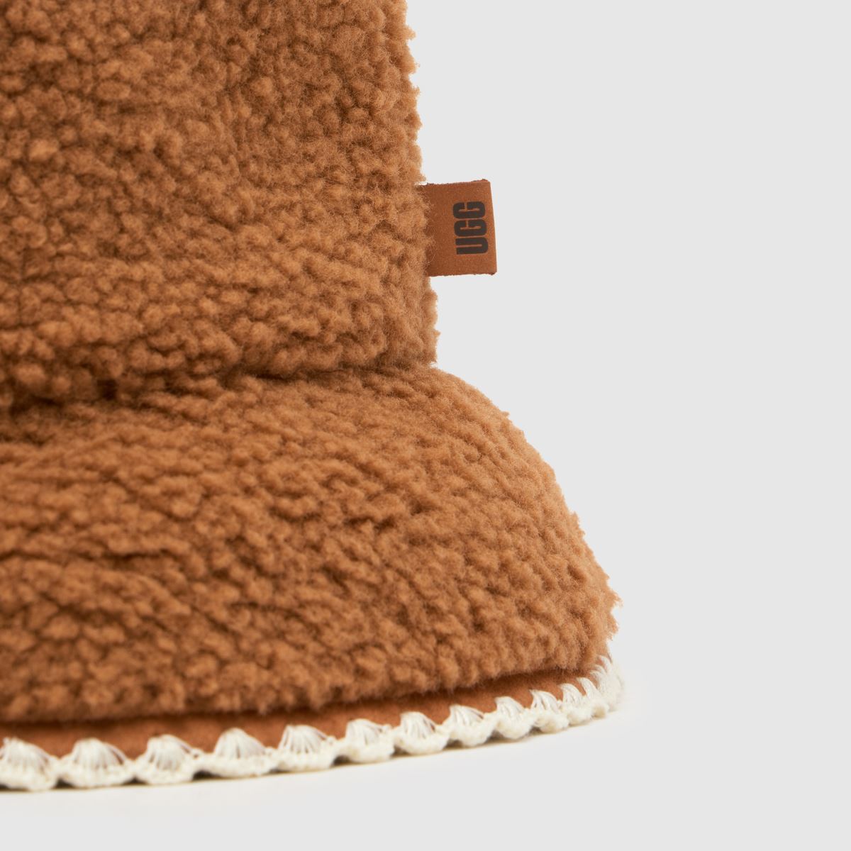 UGG kastanjig fluffig mössa med vågig kant