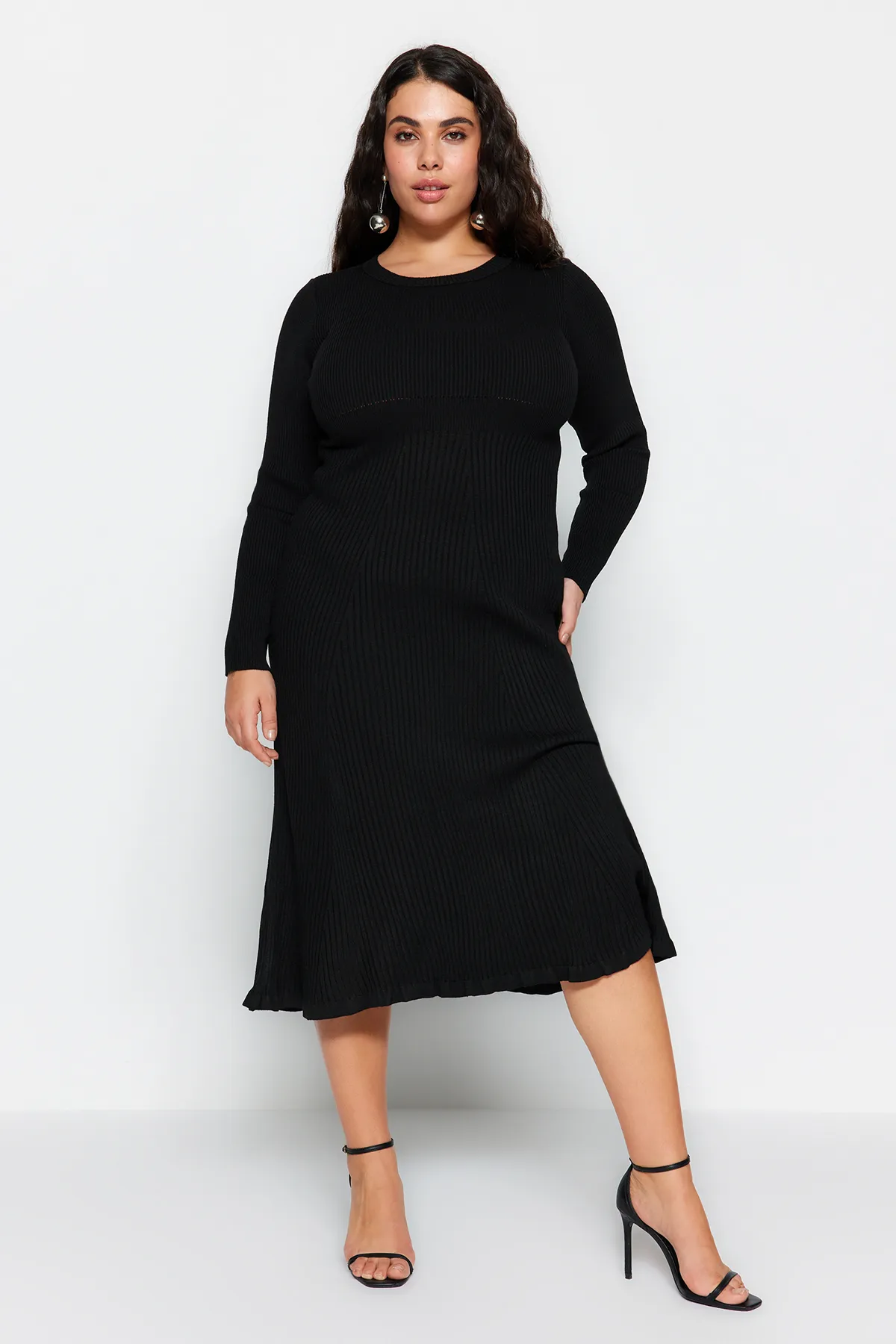 Trendyol Curve  Schwarzes Midi-Strickkleid mit Rundhalsausschnitt TBBAW24AH00021