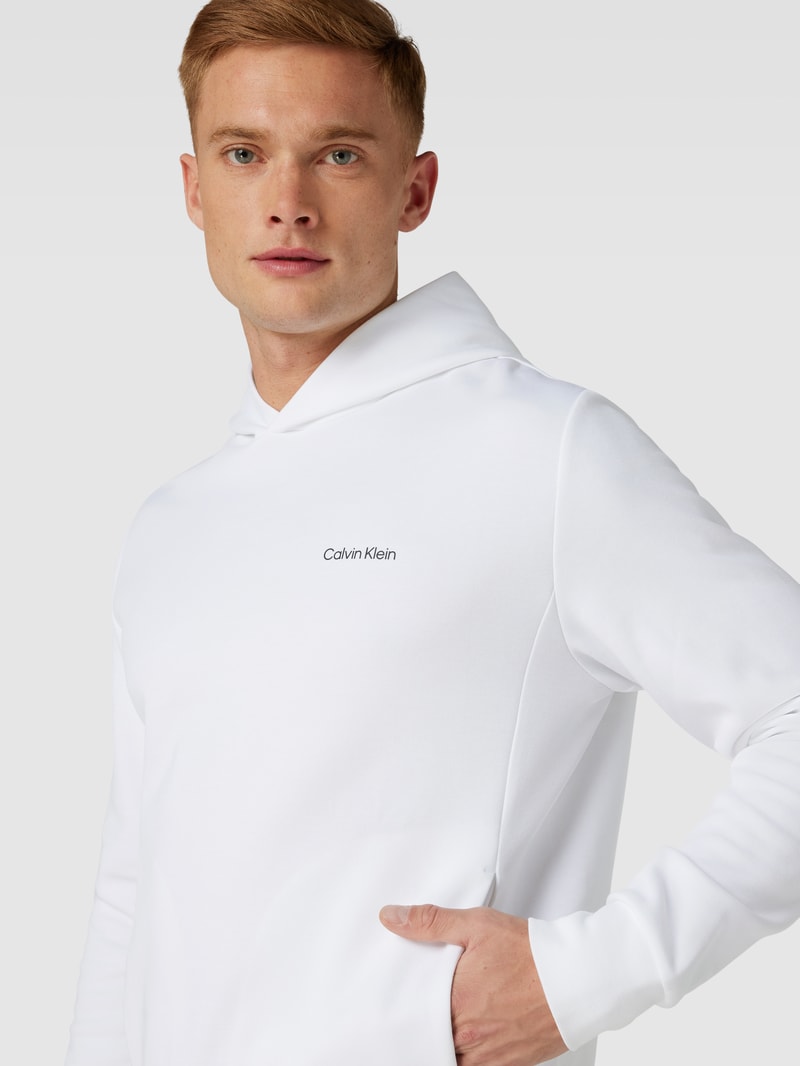 Hoodie mit seitlichen Eingrifftaschen in weiß