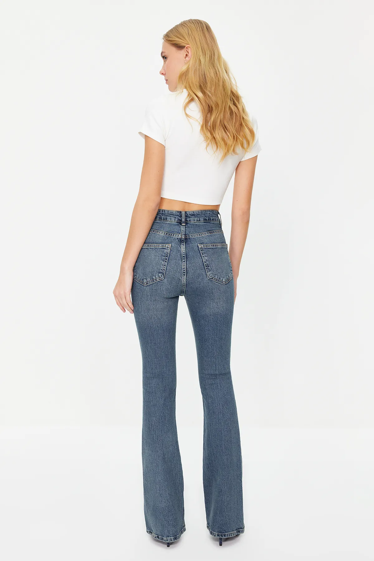 Trendyol Collection  Blaue Schlagjeans mit hoher Taille TWOSS24JE00036