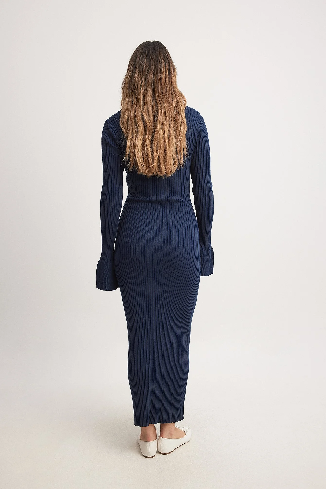 Rippenstrick-Kleid mit Trompetenärmeln