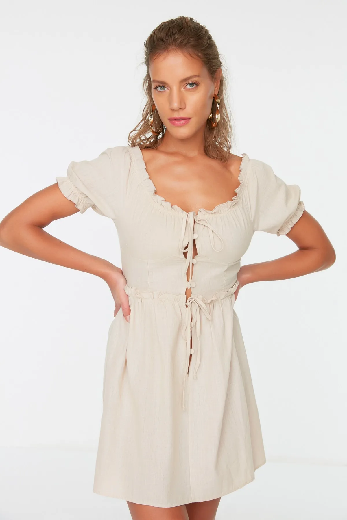 Trendyol Collection  Beigefarbenes Strandkleid mit Knopfdetail TBESS21EL3908