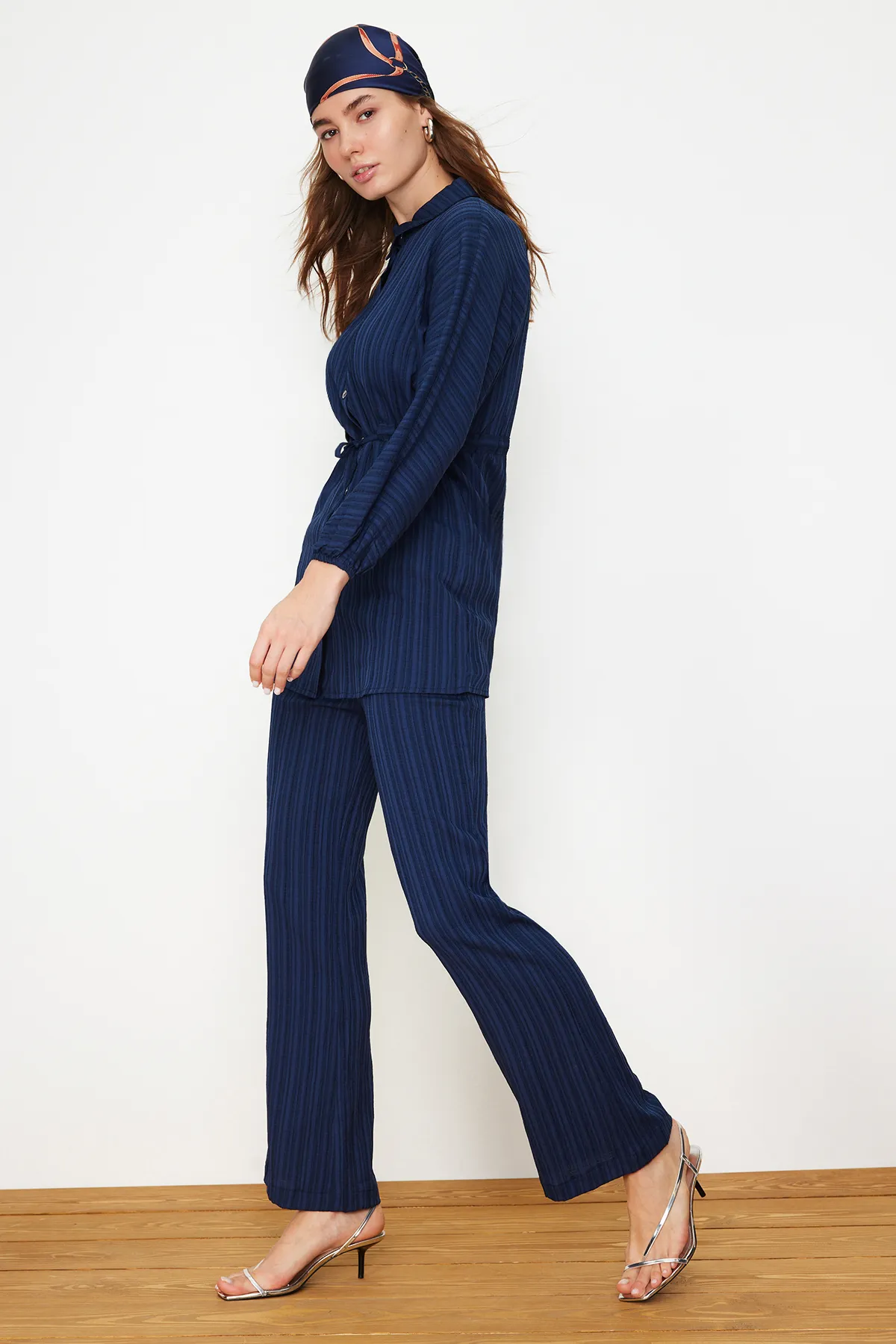 Trendyol Modest  Marineblaues Crinkle-Hemd-Hose-Set mit gewebter Unterseite und Oberteil TCTSS24US00019