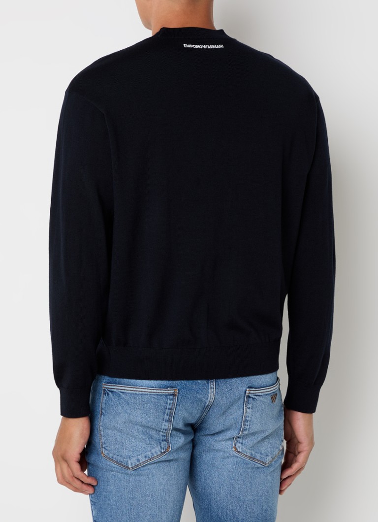 Maglione Emporio Armani in pregiata lana vergine con logo ricamato.
