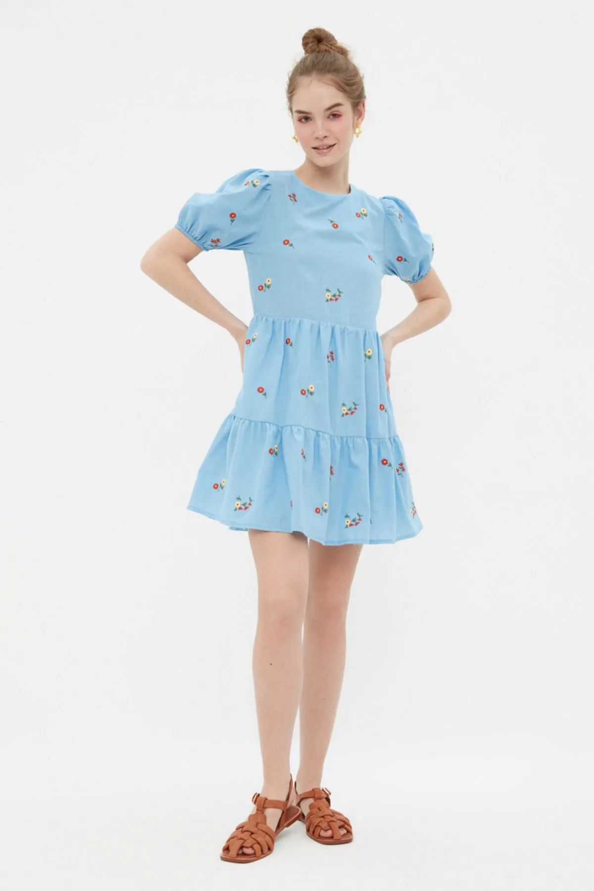 Trendyol Collection  Blaues, gerade geschnittenes, gefüttertes Mini-Webkleid mit Blumenstickerei TWOSS21EL0938
