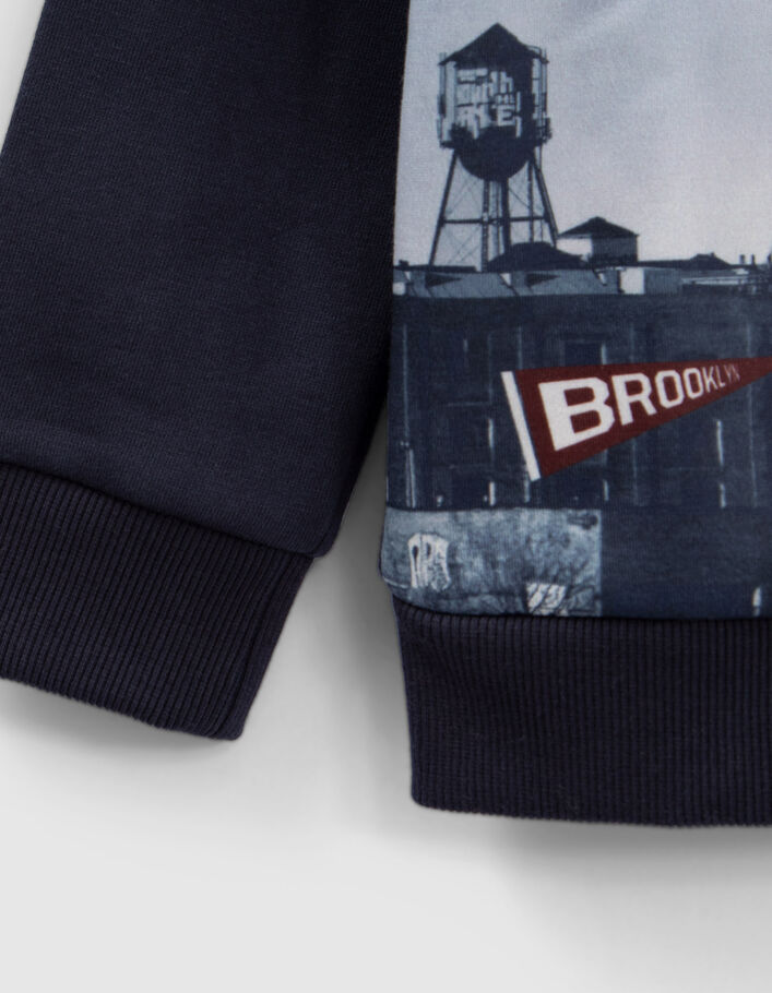 Sweat marine visuel buildings et badges garçon