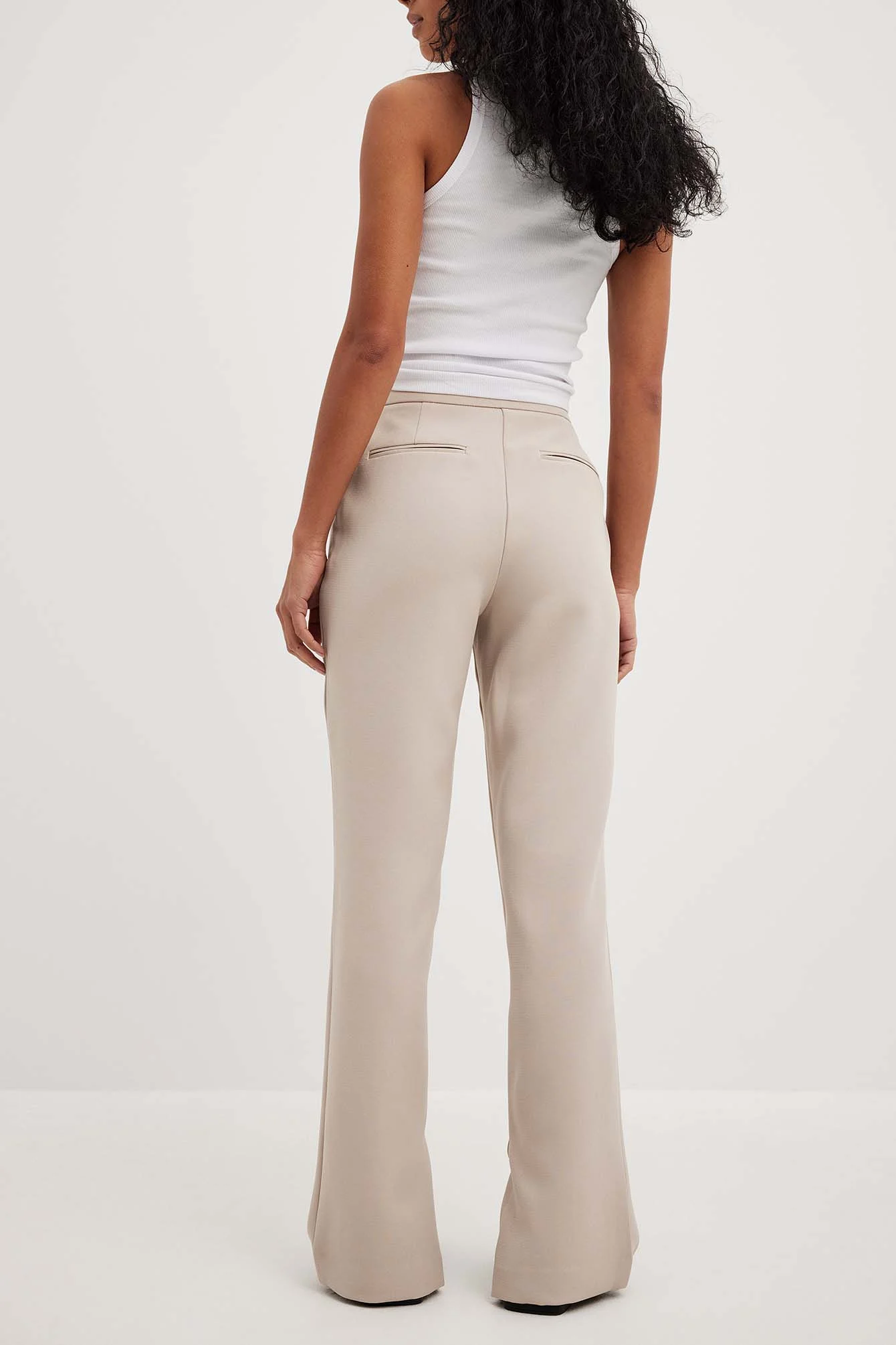 Taillierte Mid-Waist Hose mit Seitenschlitz