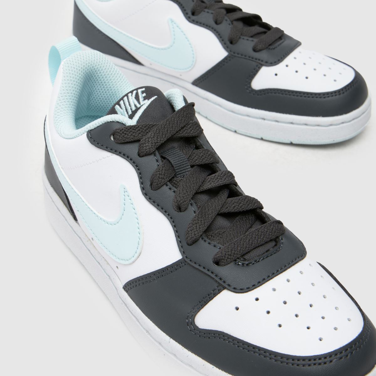 Nike grå multicourt Borough låga ungdomsskor