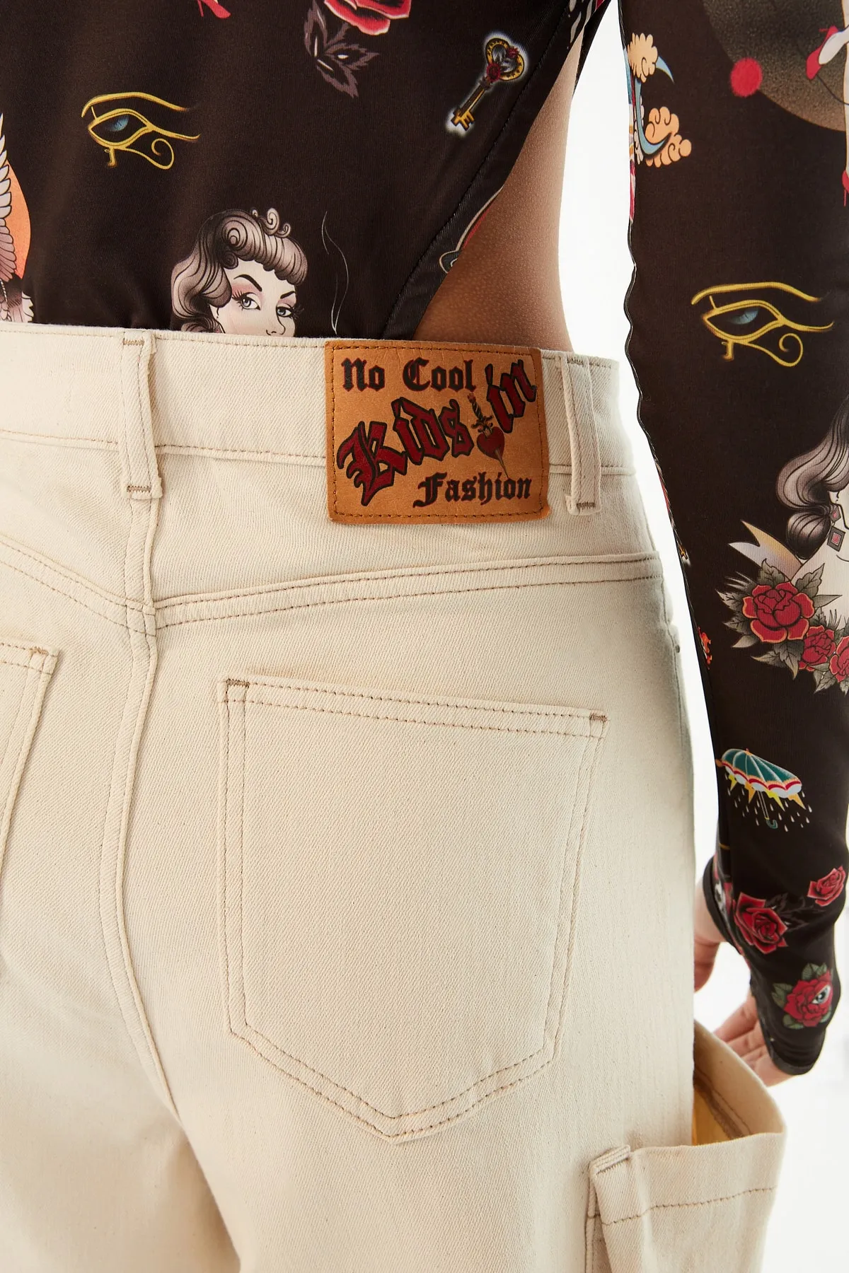 Trendyol Collection  X Zeynep Tosun Ecru Taschendetaillierte Jeans TPRSS22JE00000