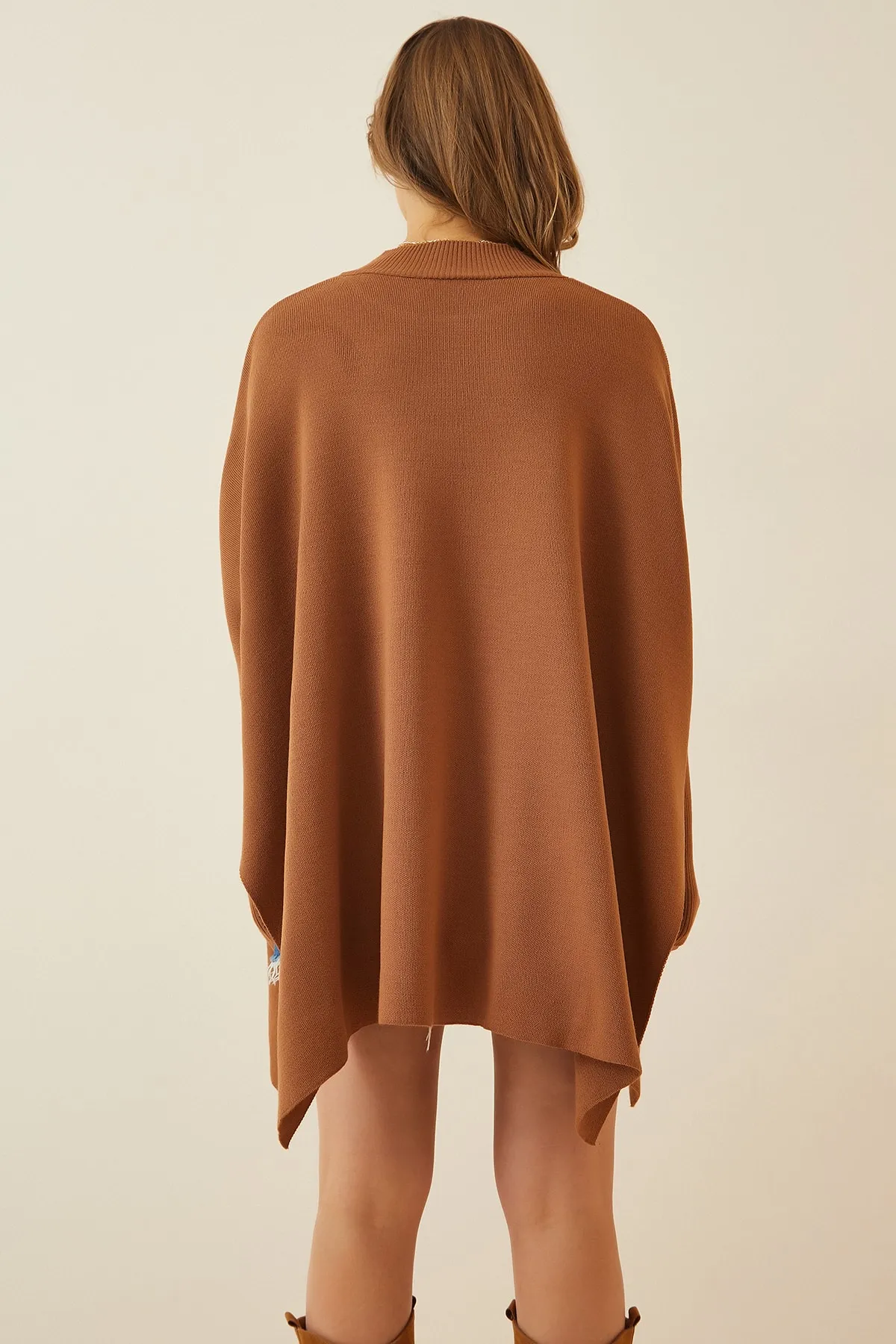 Happiness İstanbul  Damen Taba Übergroßes Poncho-Sweatshirt mit seitlichem Schlitz YY00005