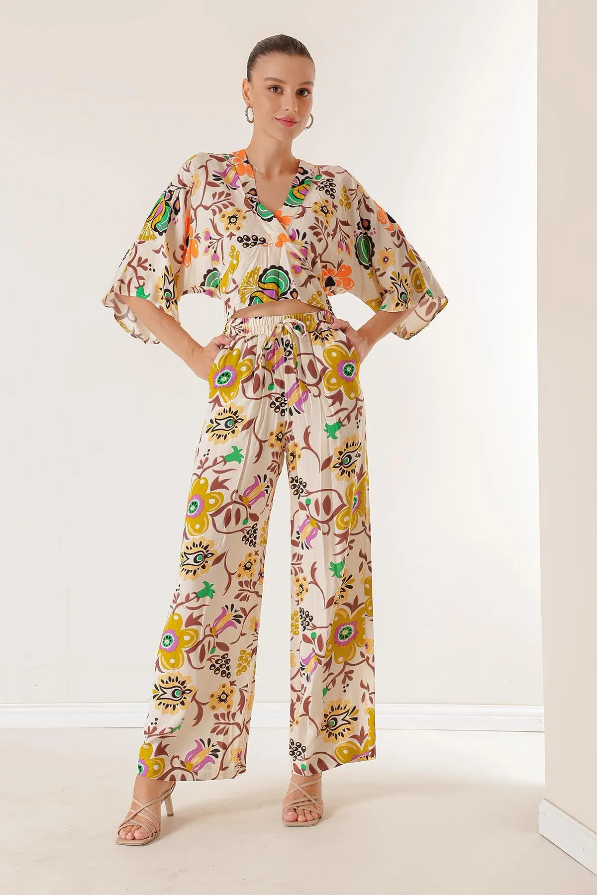 By Saygı  Palazzo-Hose mit elastischer Taille und Taschen vorne und hinten, V-Ausschnitt, bauchfrei, geblümter Doppelanzug