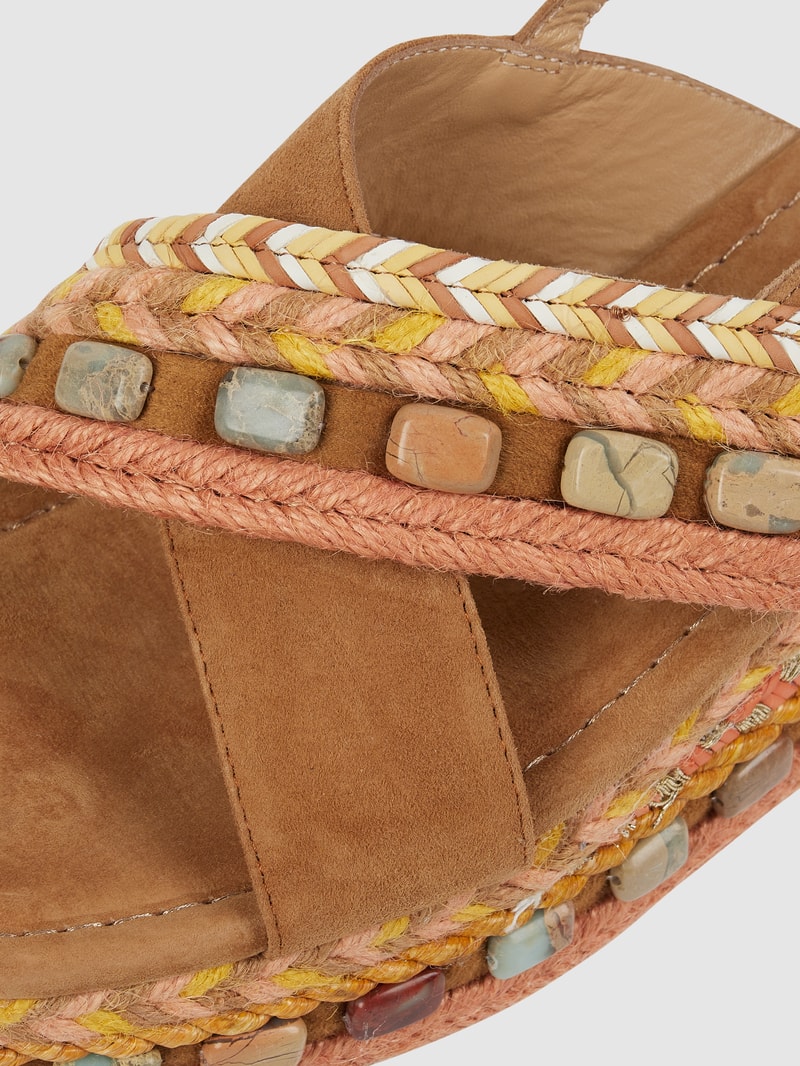 Wedges mit Ziersteinen in camel