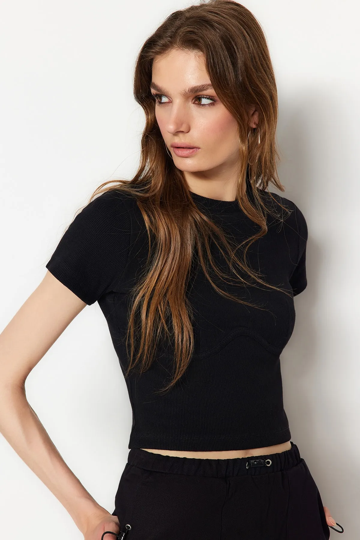 Trendyol Collection  Schwarze, gerippte, dehnbare Strickbluse mit Rundhalsausschnitt und detaillierter Paspelierung TWOAW21BZ0638