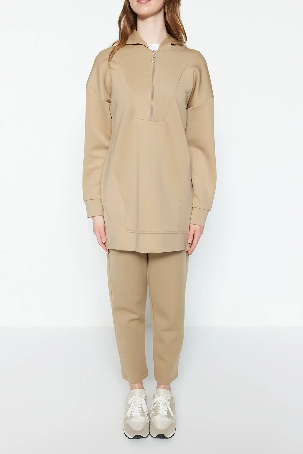 Trendyol Modest  Cremefarbener Trainingsanzug mit Reißverschluss vorne und weicher Struktur aus Scuba-Strick TCTSS23EN00005