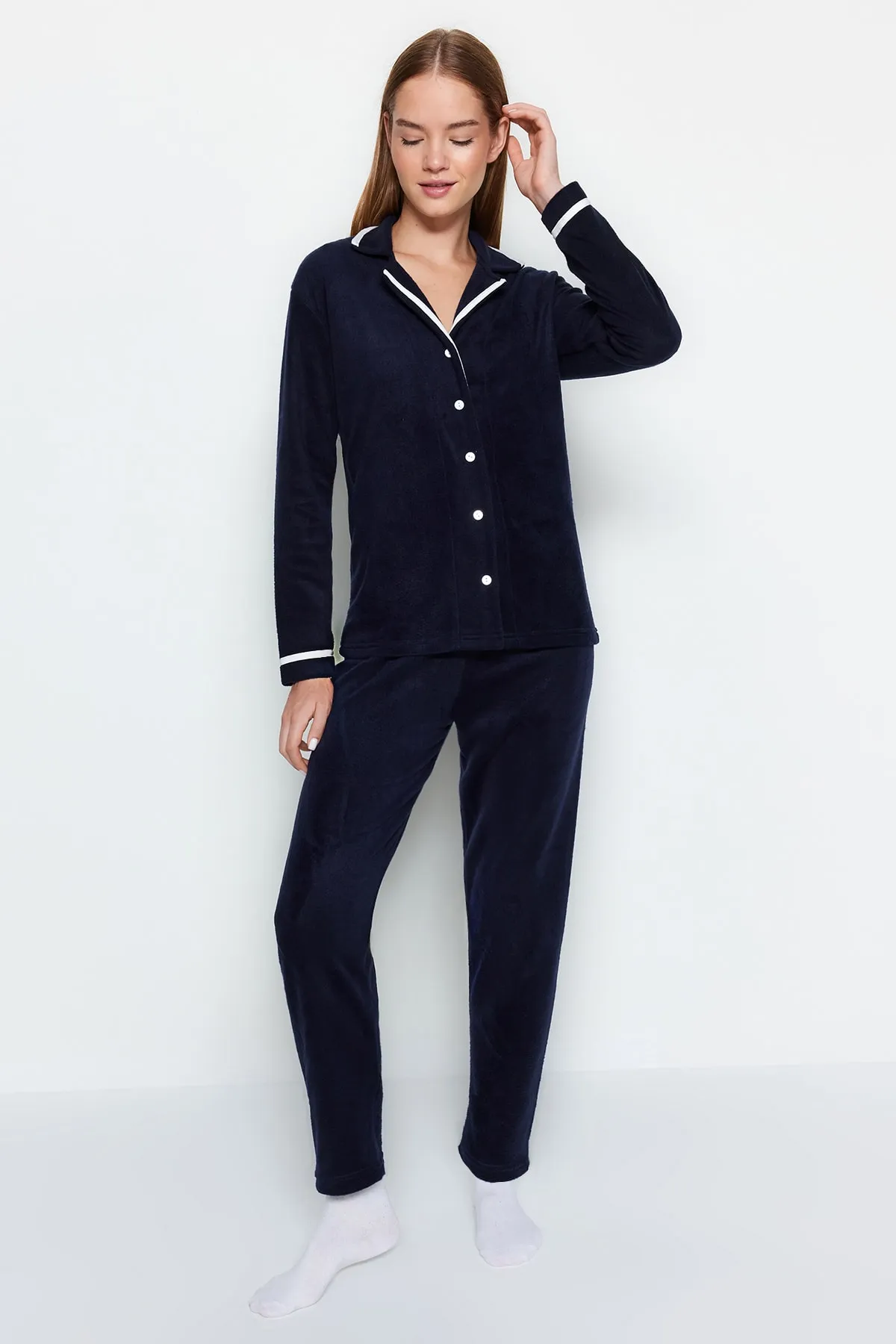Trendyol Collection  Marineblaues Pyjama-Set aus dickem Strick mit Paspelierung und Schlafbändern THMAW22PT0357