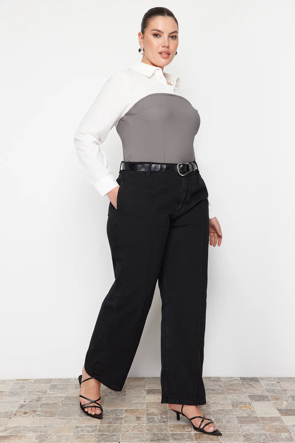 Trendyol Curve  Anthrazitfarbene, gerippte, weit geschnittene Jeans mit hoher Taille TBBAW23CJ00013