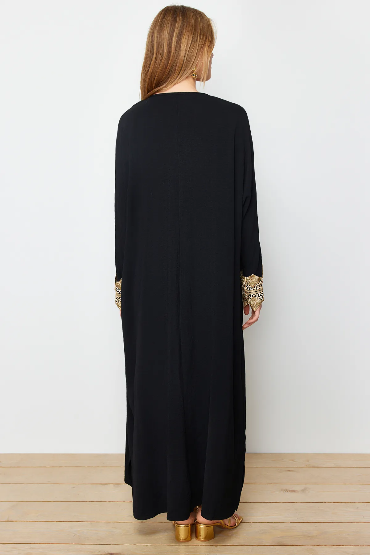 Trendyol Modest  Schwarze, goldfarbene, gewebte Aerobin-Kappe und Ferace und Abaya mit Brode-Detail aus Stein TCTSS24KF00031