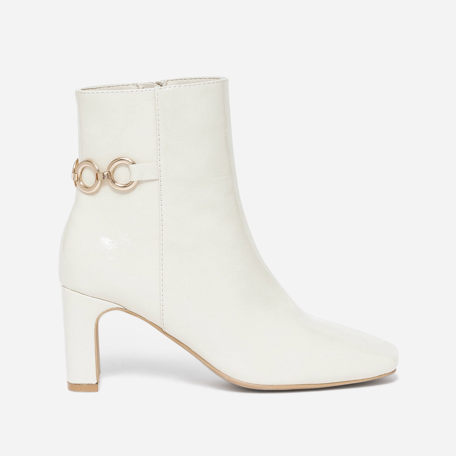 Boots blanc cassé verni avec chaîne-anneaux