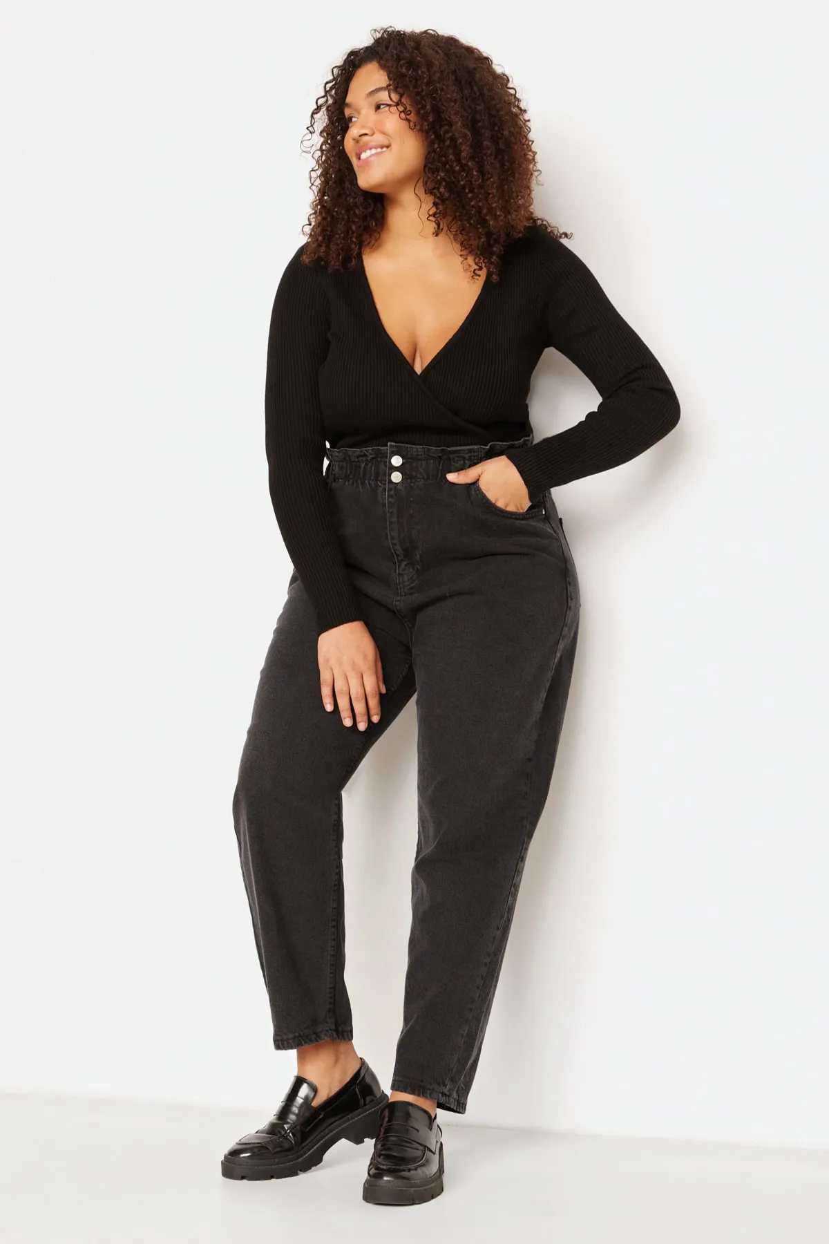 Trendyol Curve  Anthrazitfarbene Mom-Jeans mit hoher Taille und elastischem Bund TBBSS22JE00009